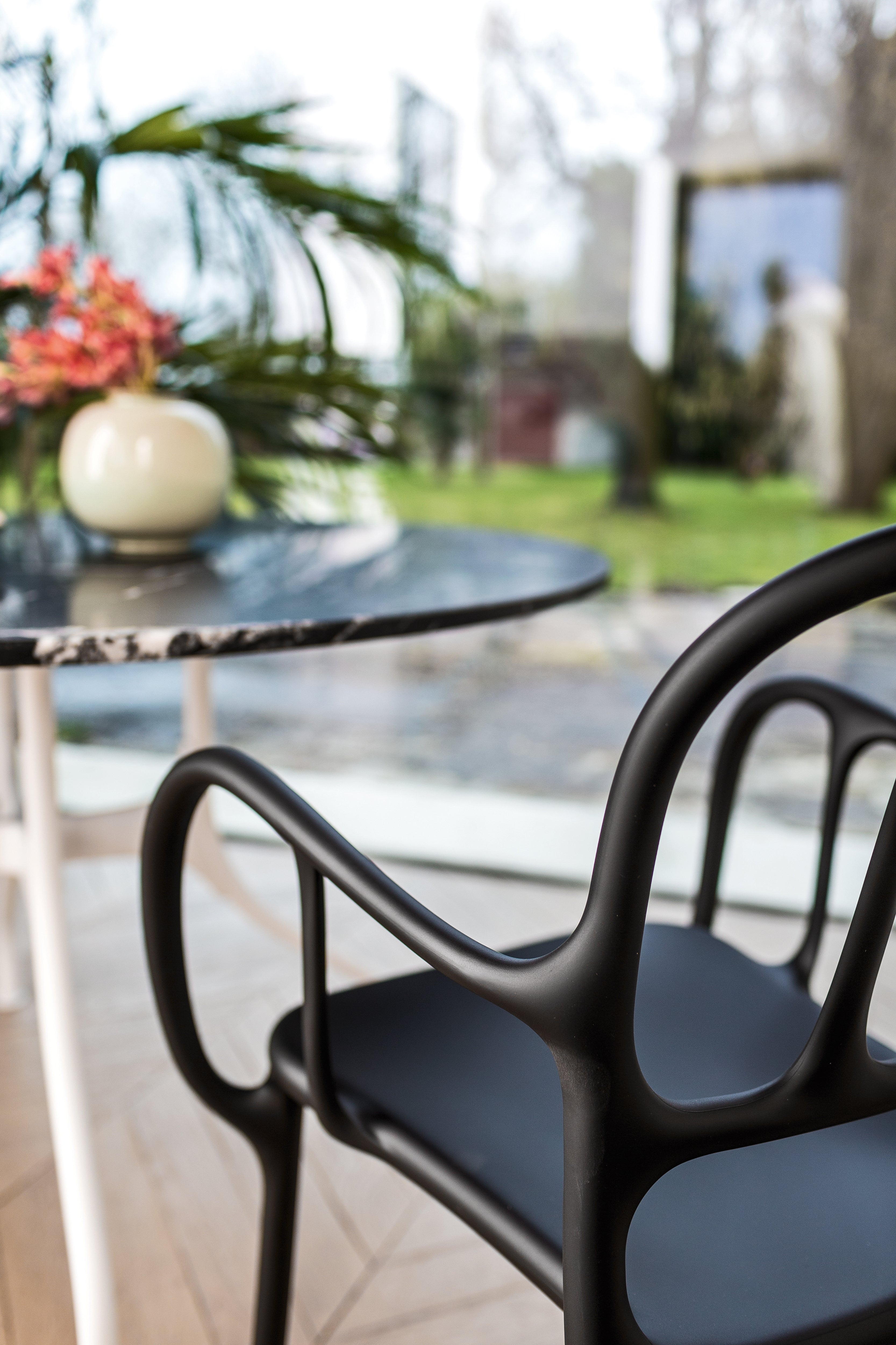 Krzesło zewnętrzne MILA czarny Magis Eye on Design