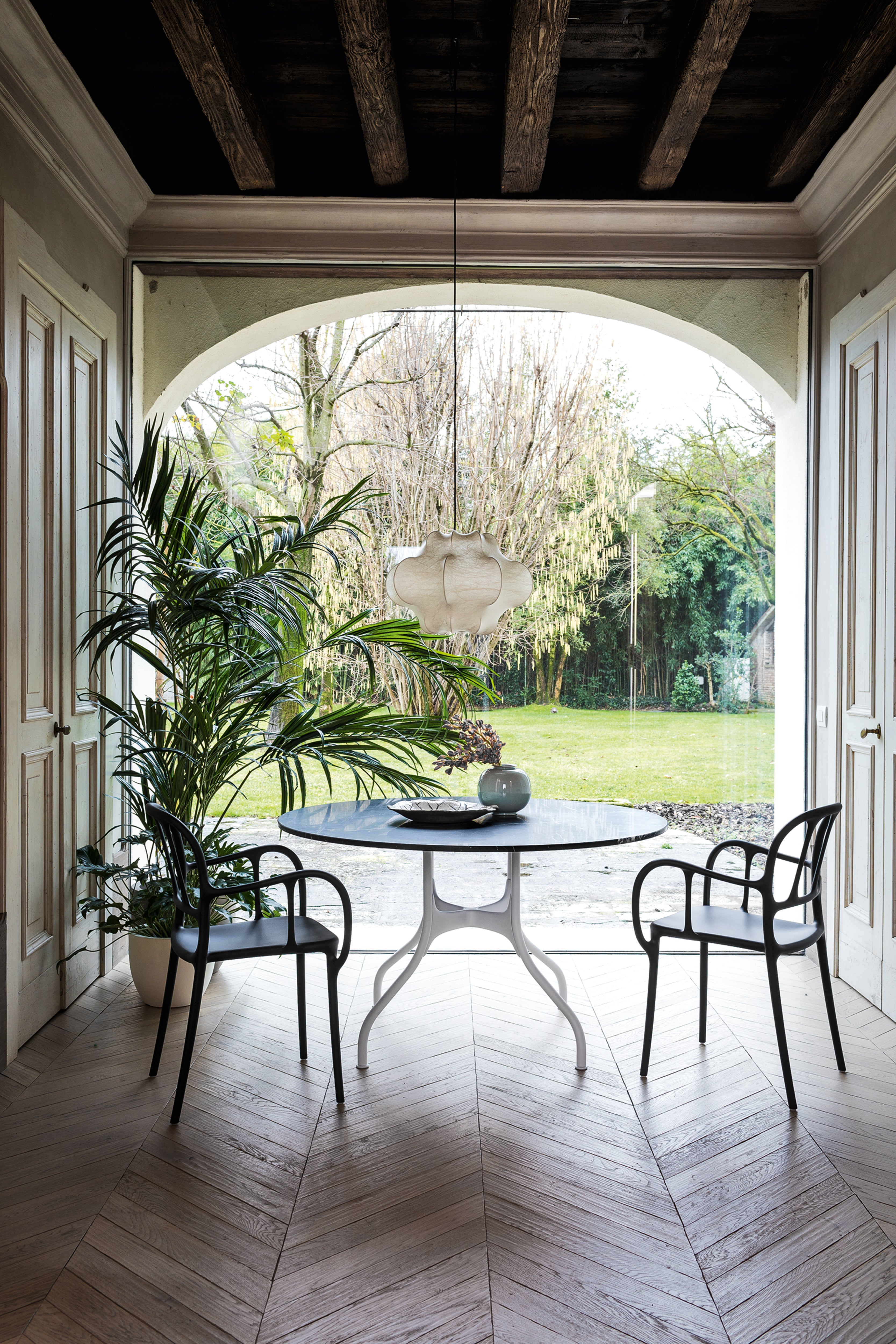 Krzesło zewnętrzne MILA czarny Magis Eye on Design