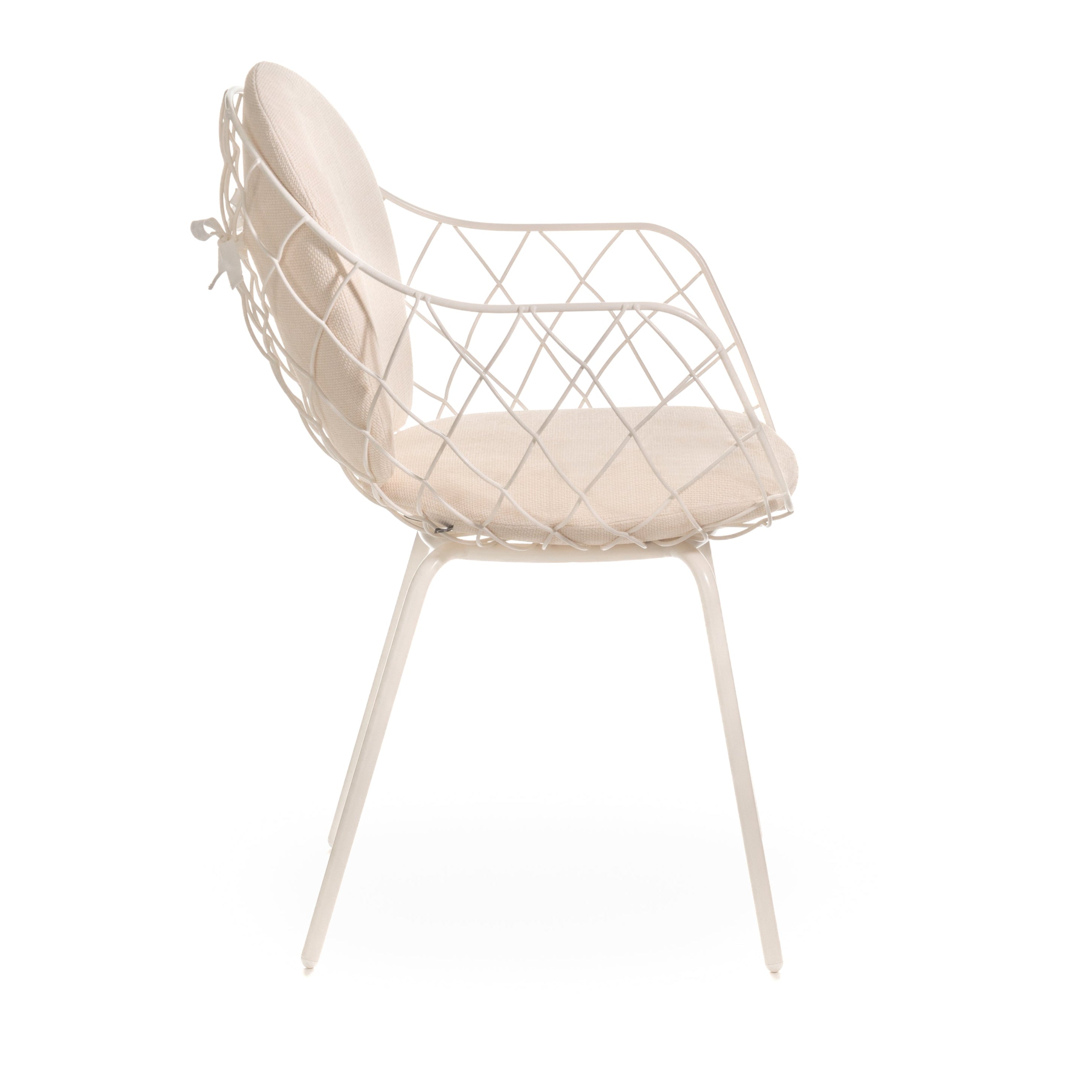 Krzesło druciane zewnętrzne PIÑA białe nogi z białą poduszką Magis Eye on Design