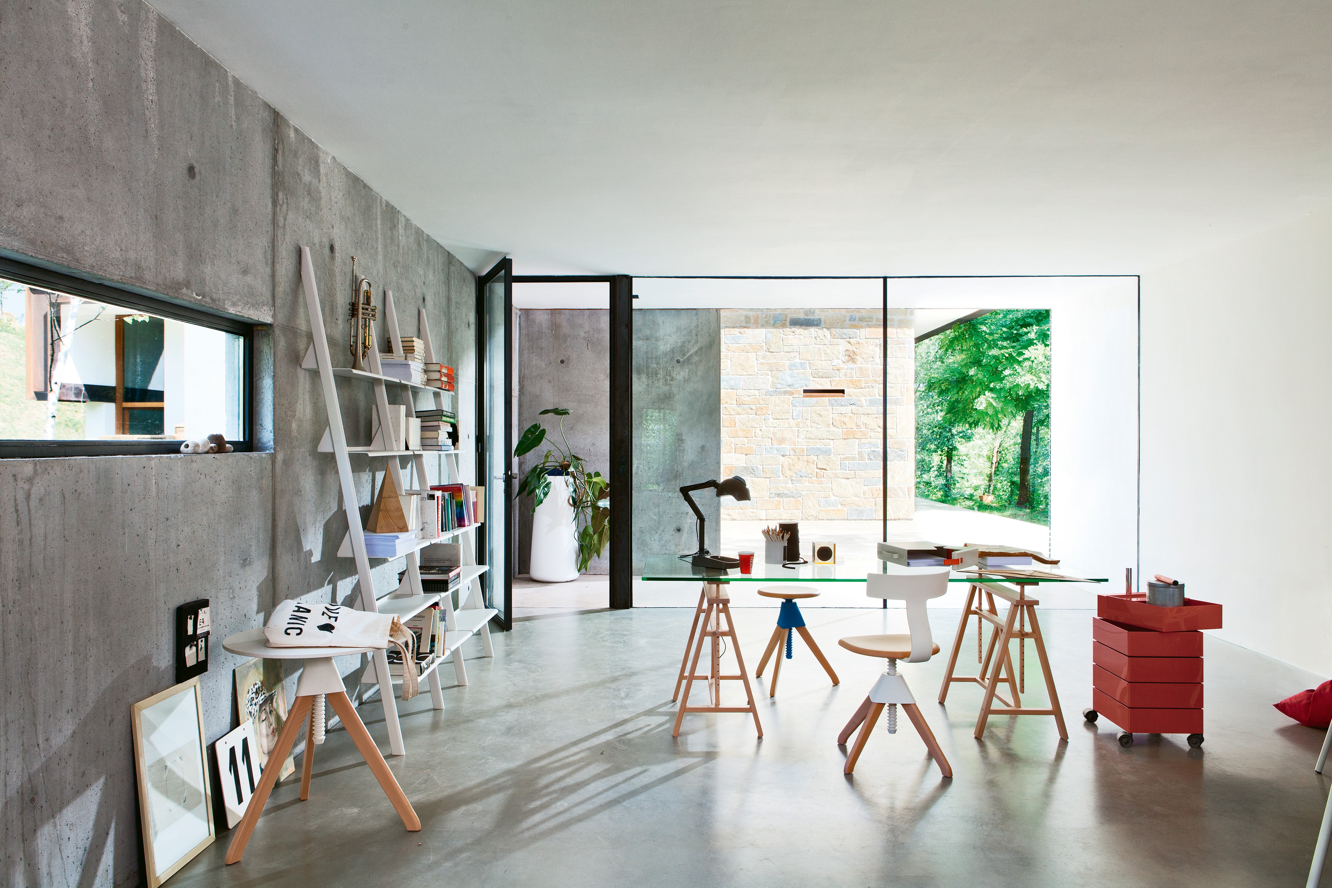 Krzesło TUFFY DZIKA BANDA pomarańczowy z drewnem Magis Eye on Design