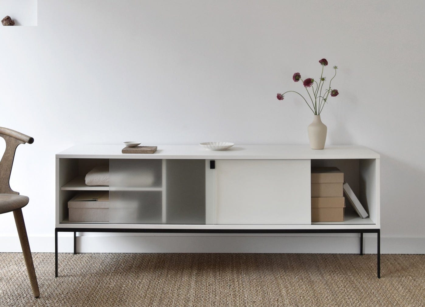 Szafka MET migdałowa szarość – szkło, noo.ma