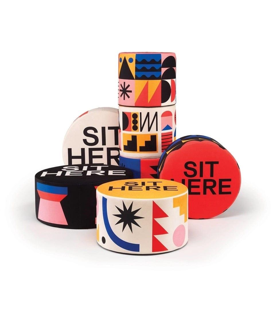 Puf szeroki SIT HERE czarny Qeeboo Eye on Design