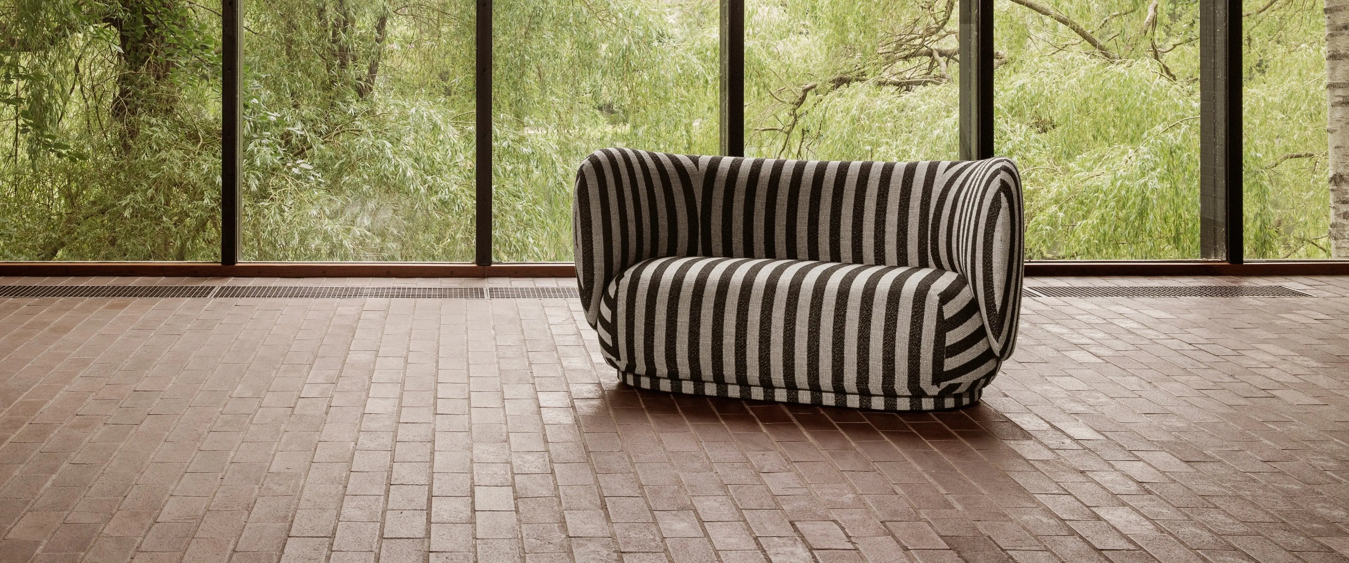 Nowoczesna sofa w przestronnym salonie