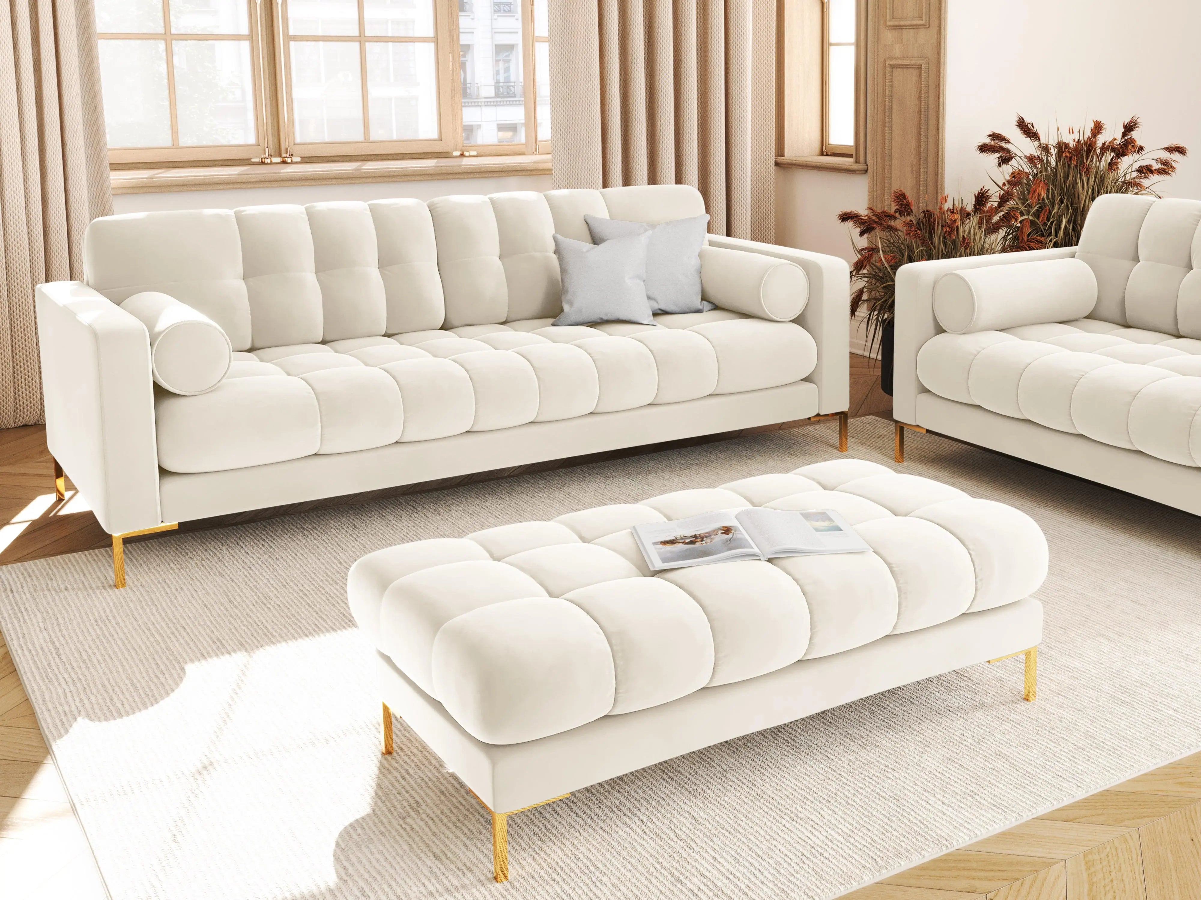 Sofa ze złotym wykończeniem w eleganckim salonie