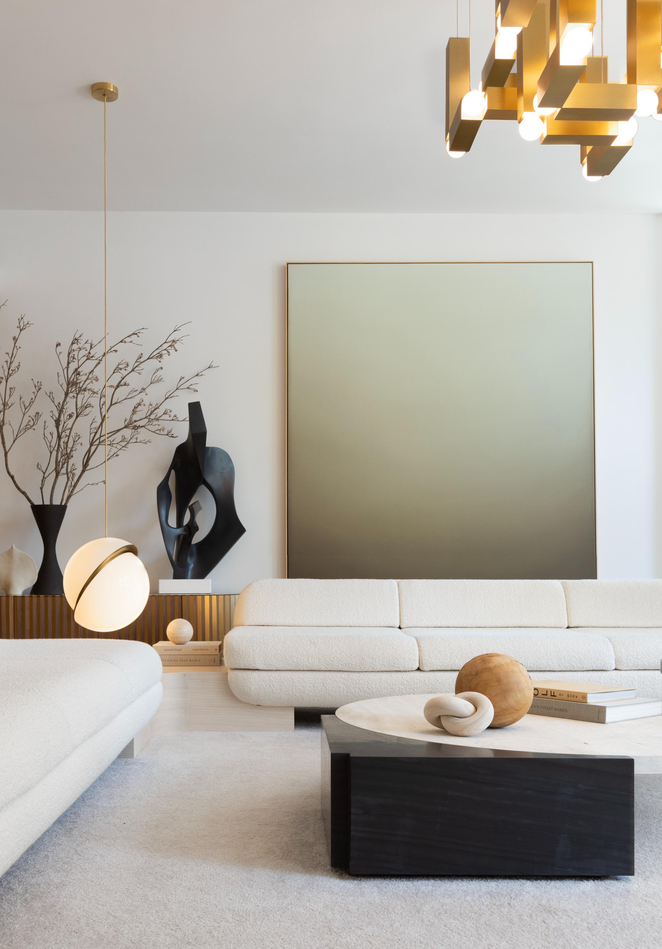 Pendelleuchte VESPER DUO mit opalisiertem Schirm und goldener Veredelung