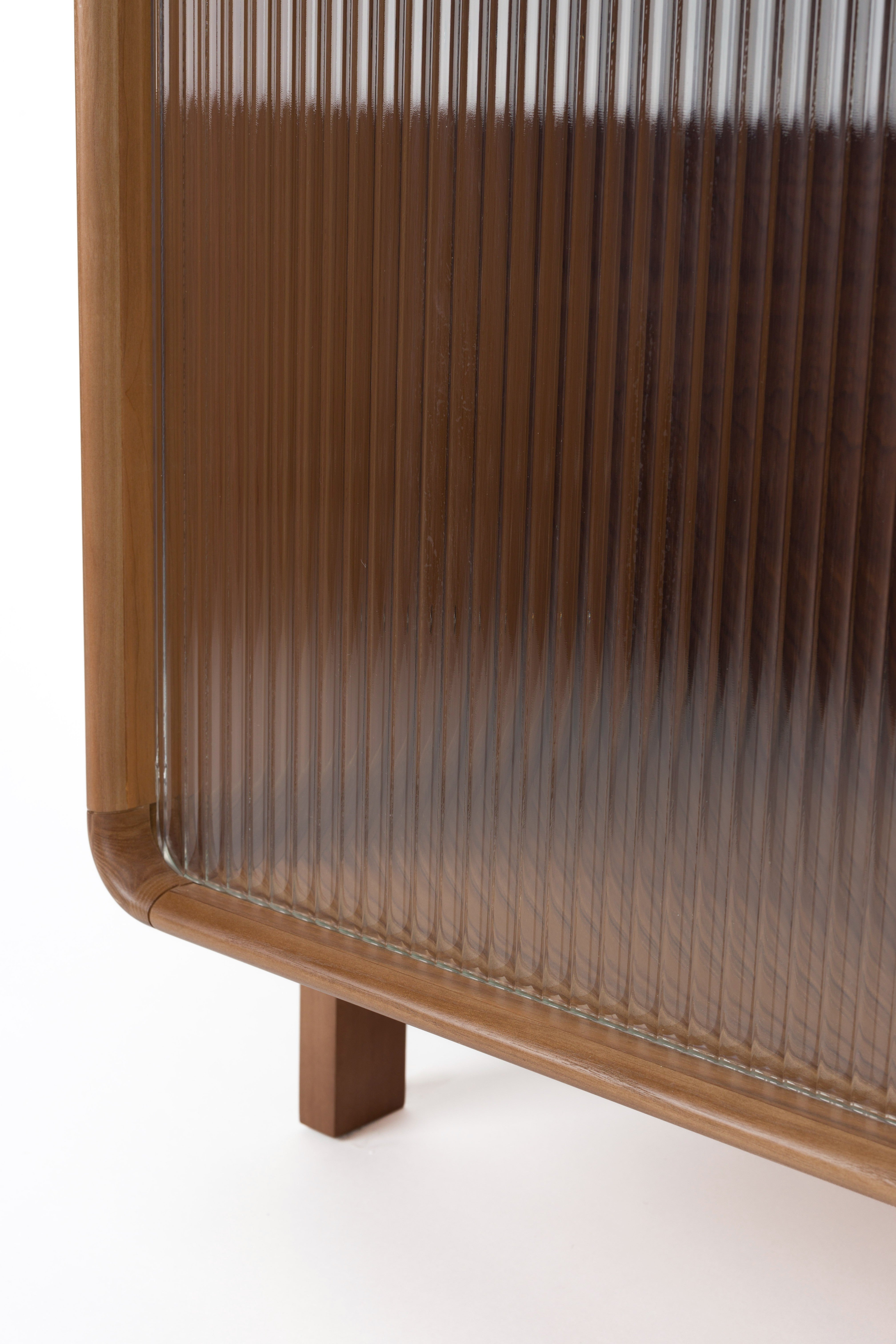 Regal RISE dunkles Furnier