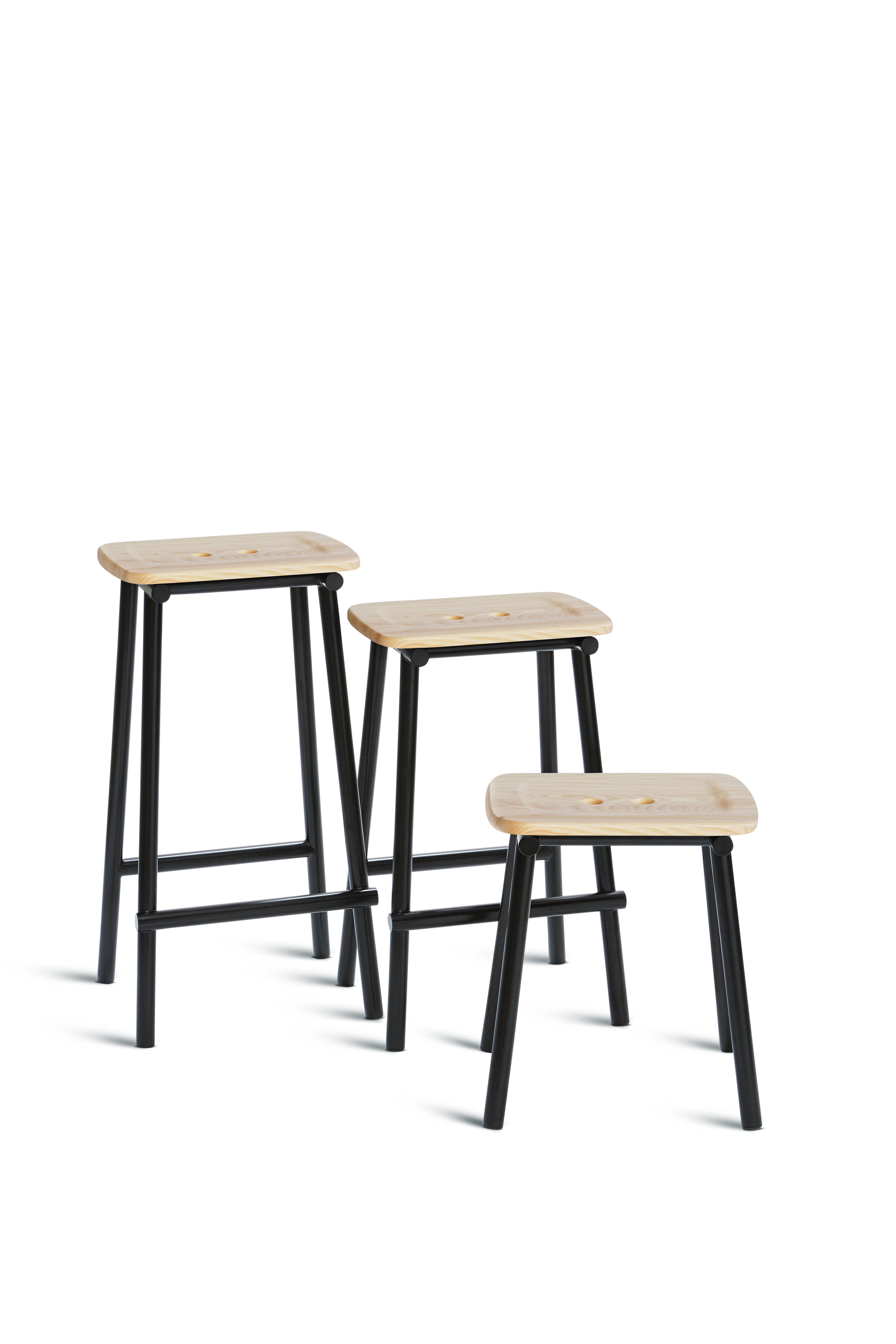 Hocker TUBBY TUBE aus natürlichem Eschenholz mit schwarzem Fuß
