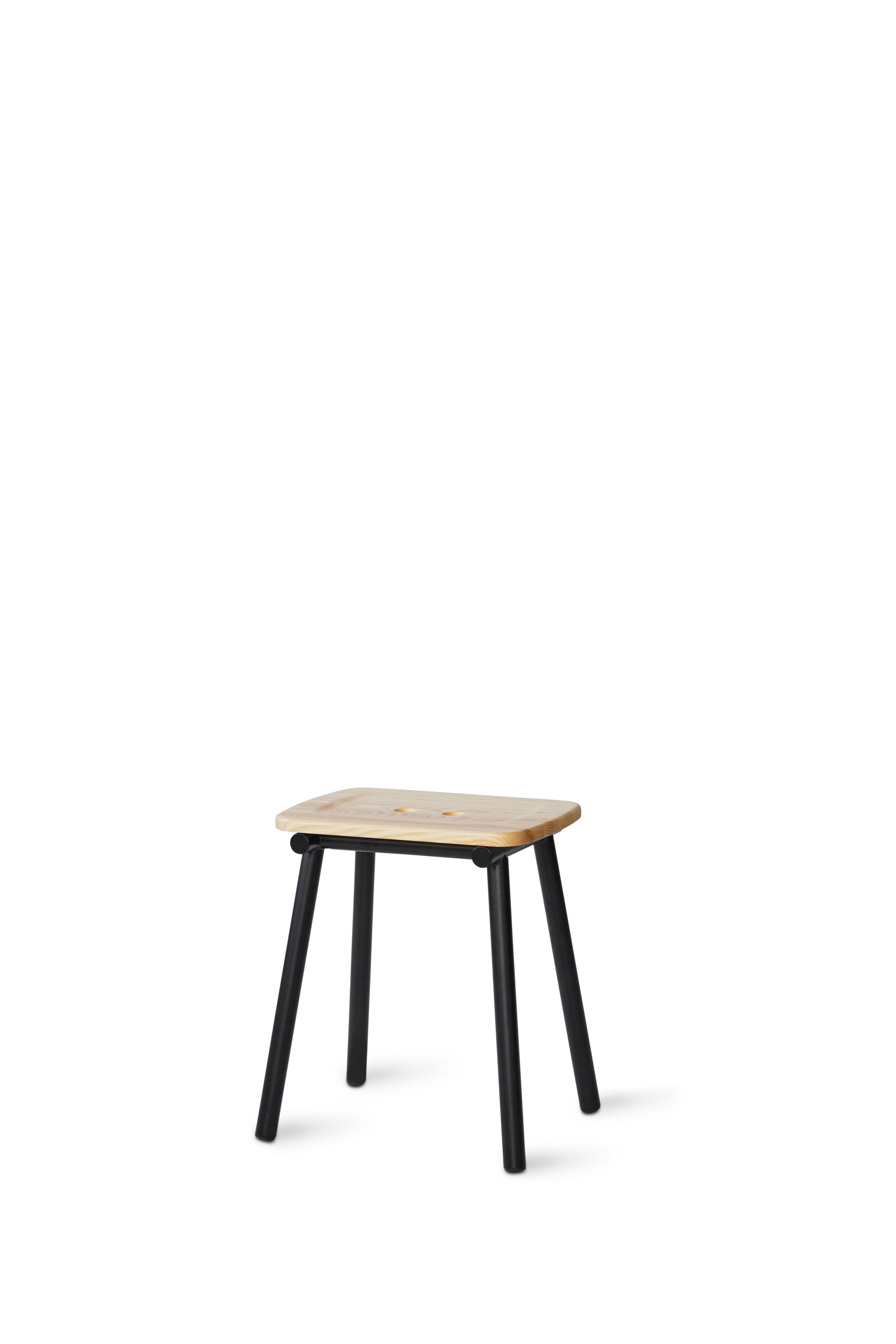 Hocker TUBBY TUBE aus natürlichem Eschenholz mit schwarzem Fuß