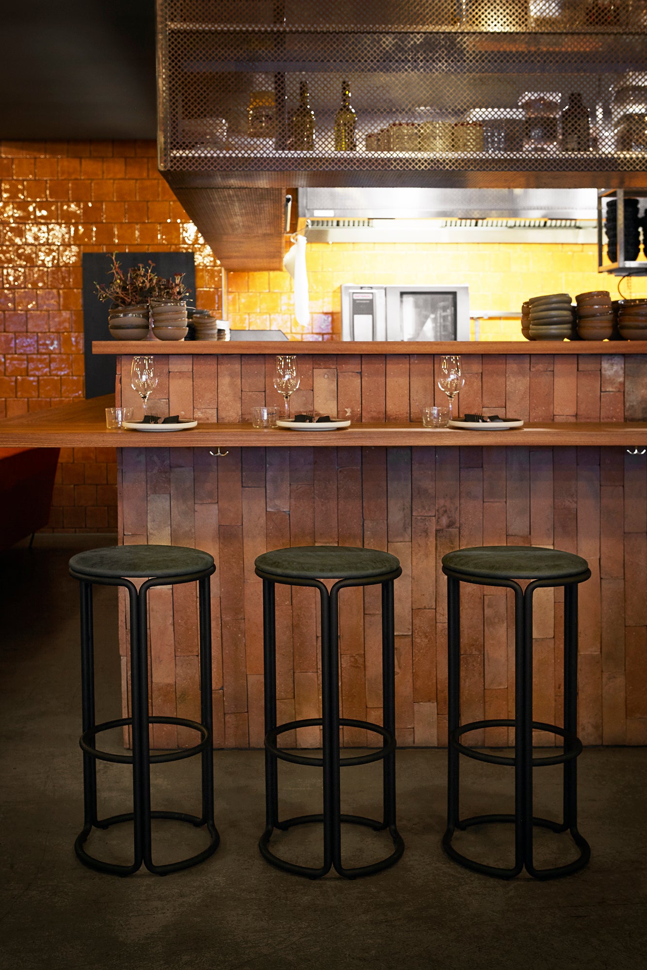 Hocker HARDIE schwarz mit schwarzem Sitz