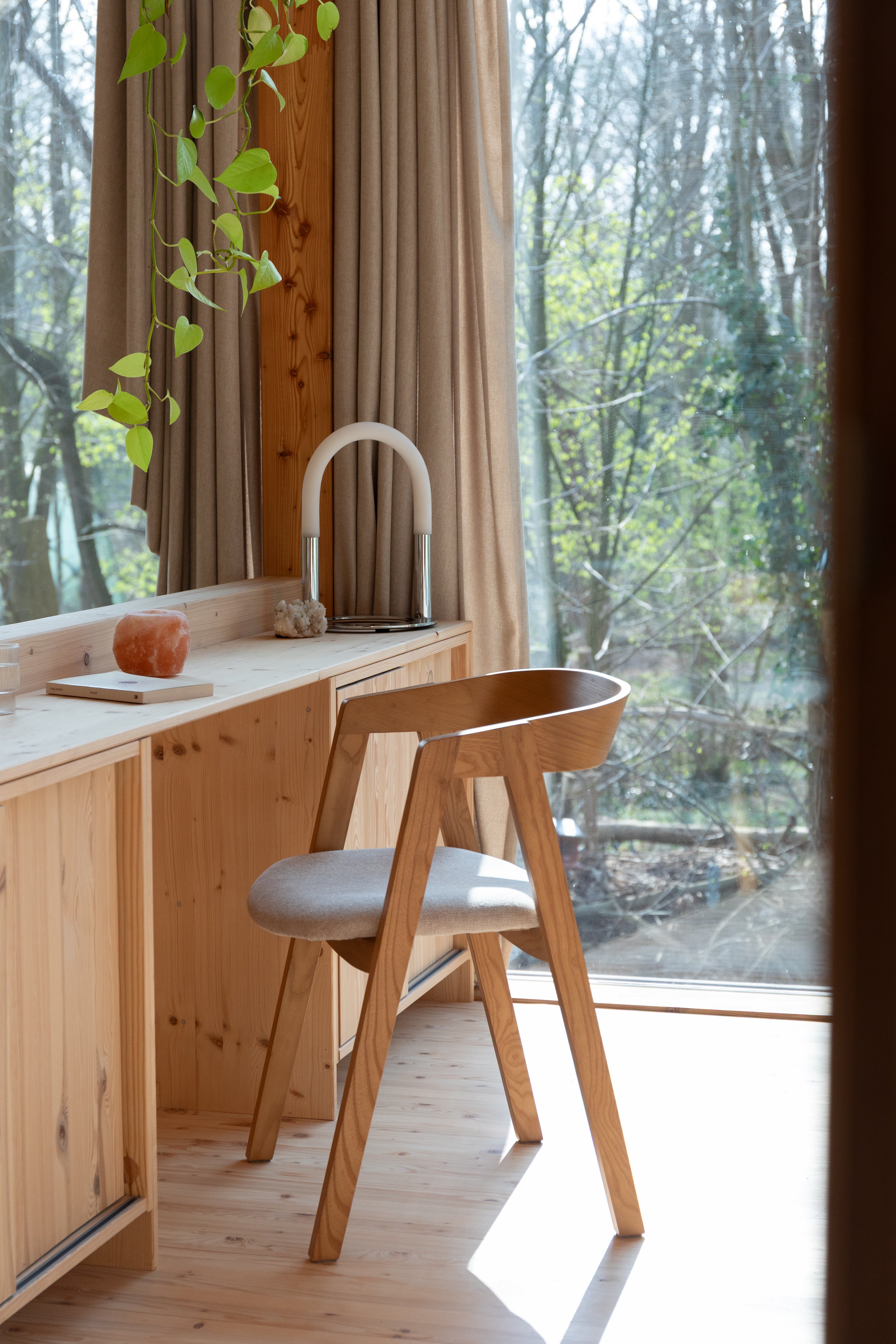 Stuhl MADS aus Eschenholz mit beigem Sitz