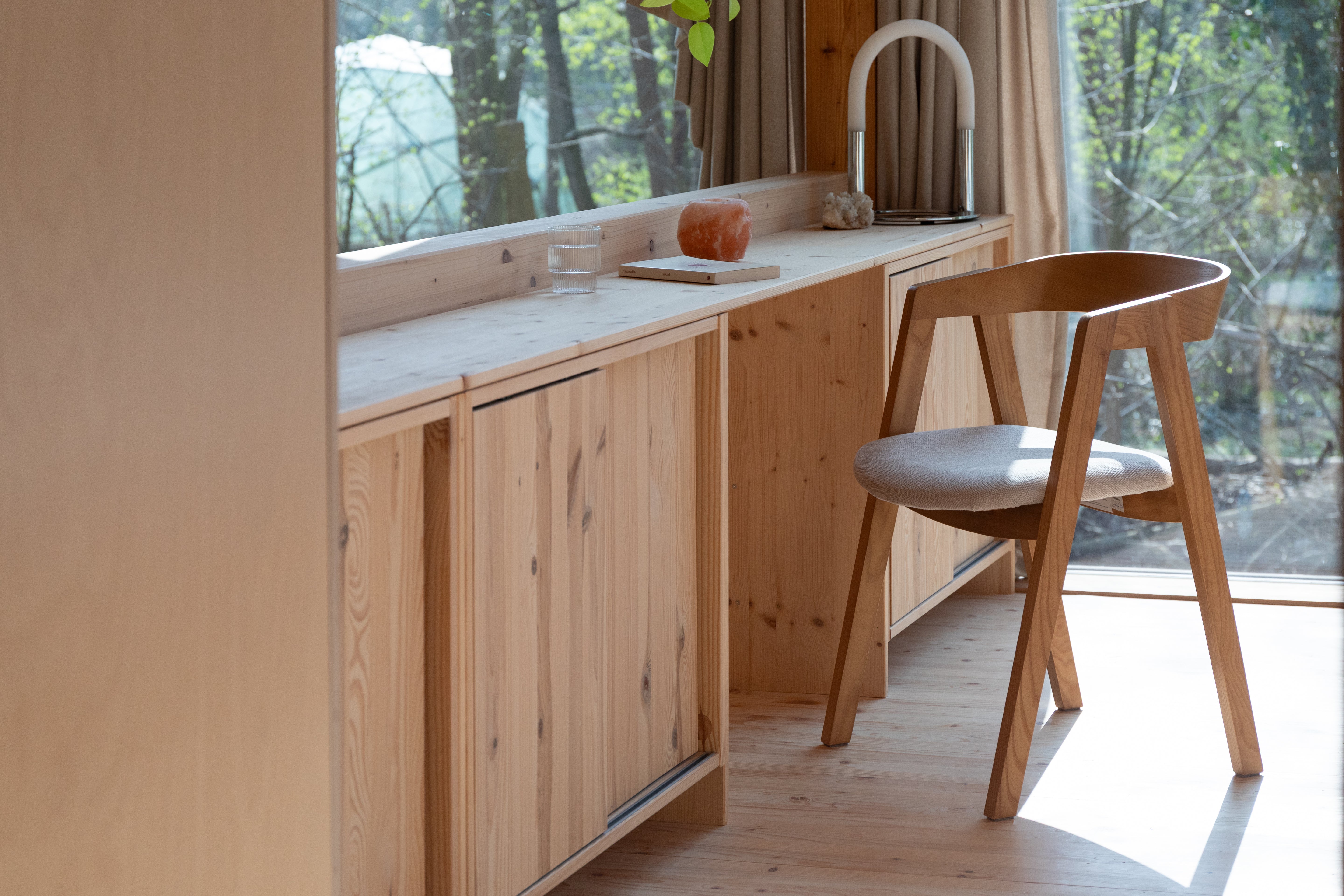 Stuhl MADS aus Eschenholz mit beigem Sitz