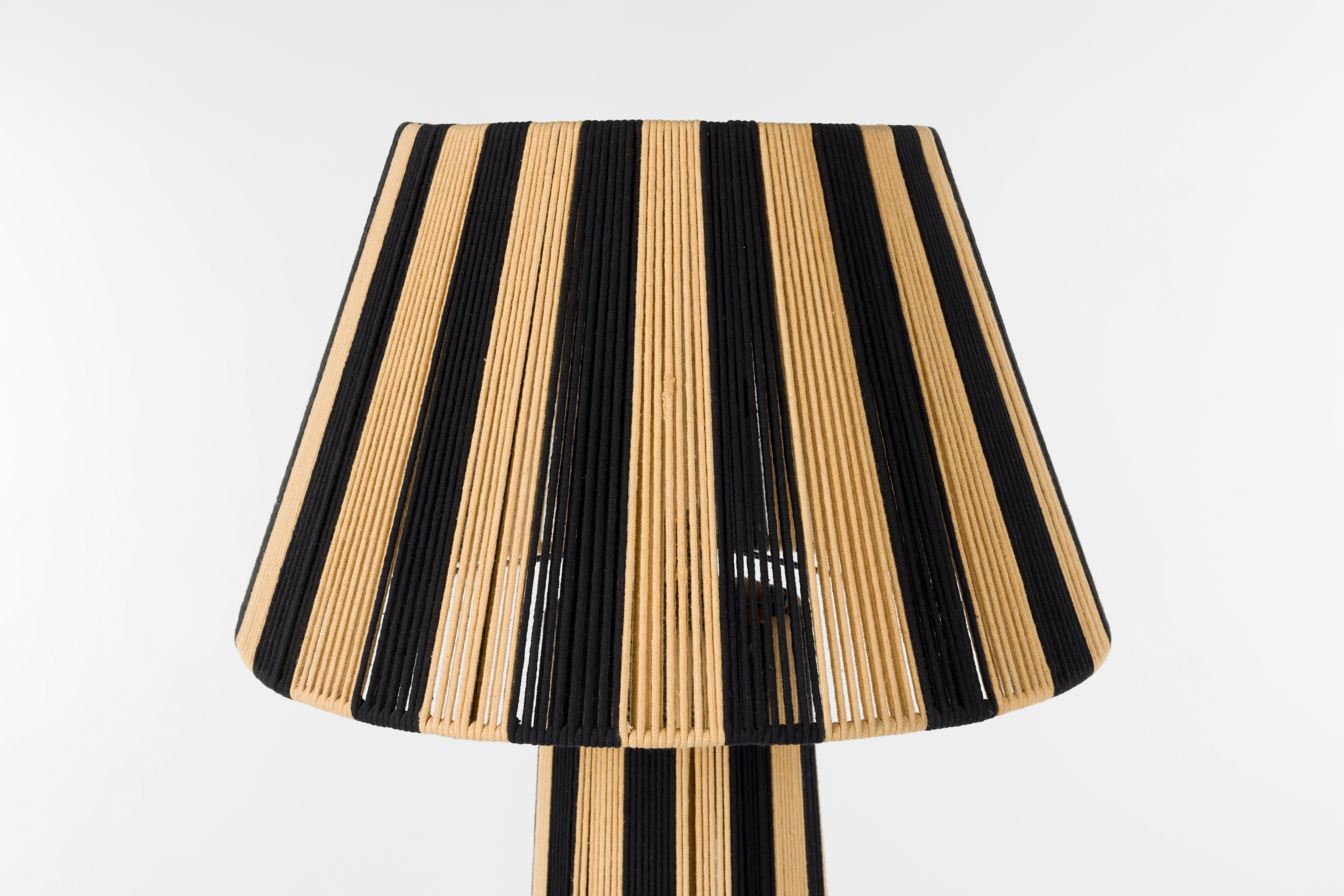 Stehlampe STRIPE IT UP hellbraun mit Schwarz