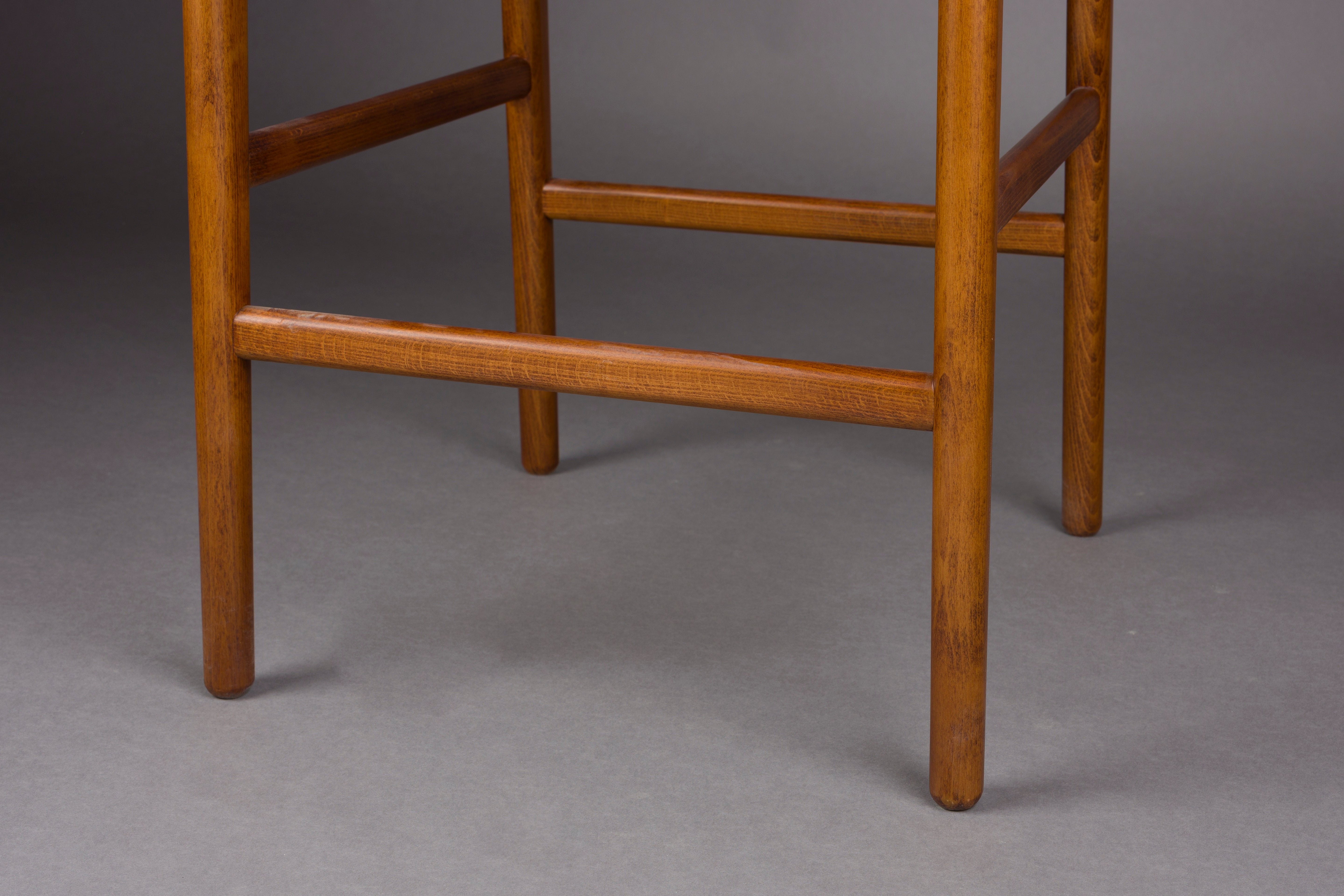 Hocker CECILE aus Buchenholz mit Nussbaum-Finish