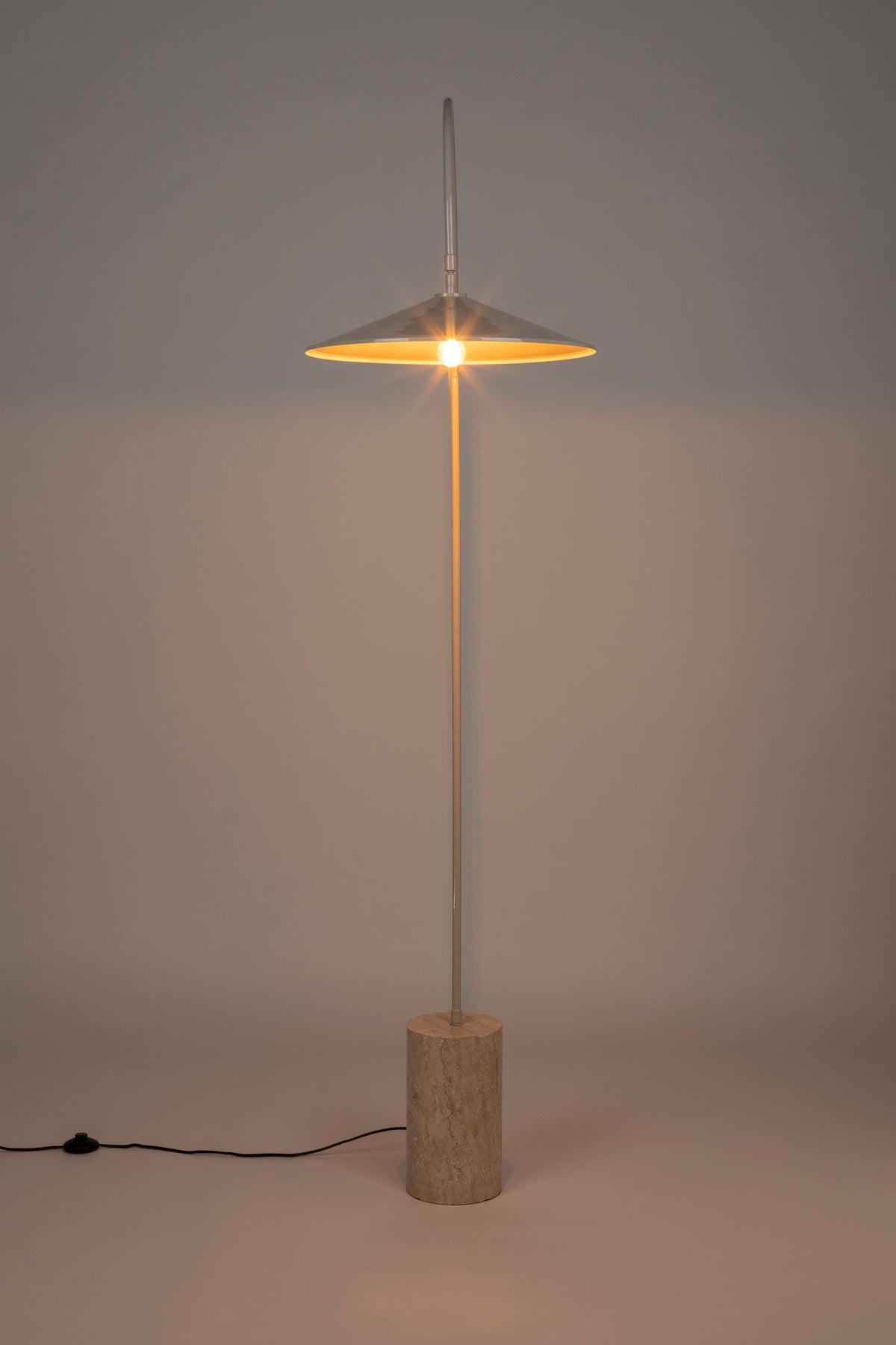 Lampa podłogowa ENNO – ujęcie 3
