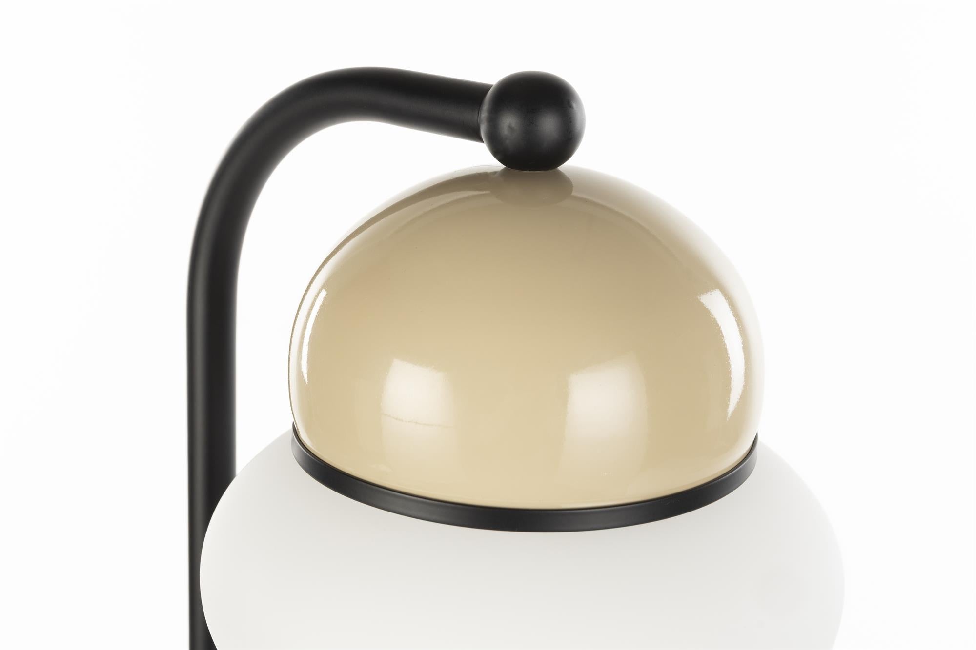 Stehlampe BUMBLE in Beige mit schwarzem Finish