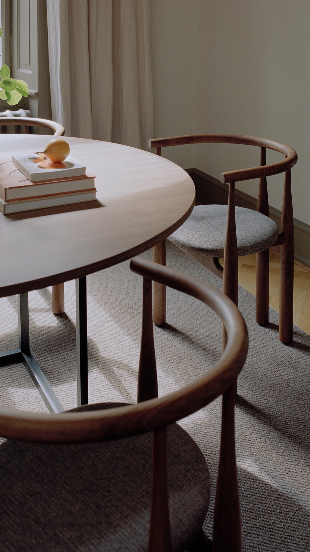 Bukowski -Stuhl mit einer Nussbasis gepolstert