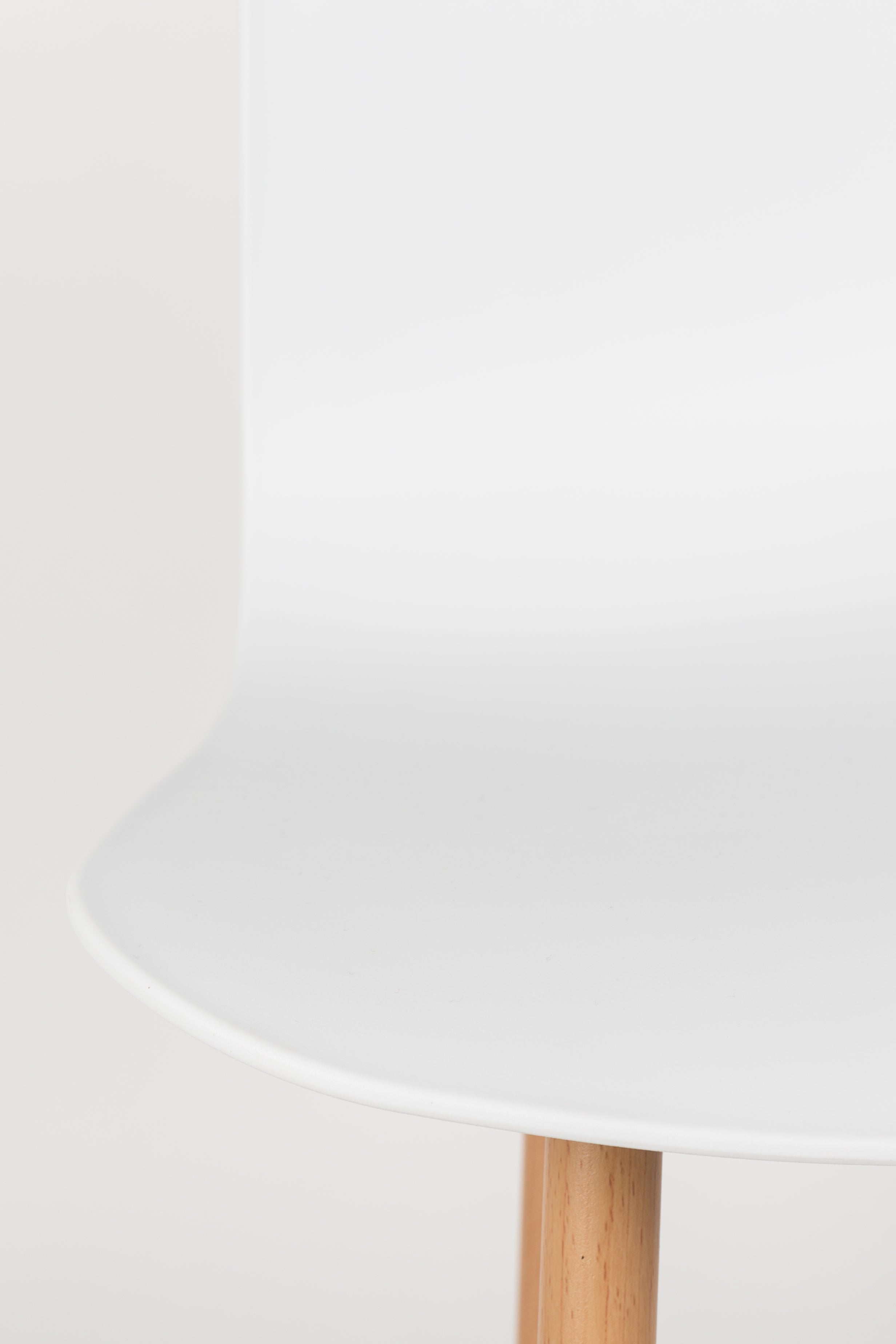 Leon White Stuhl mit einer hölzernen Basis