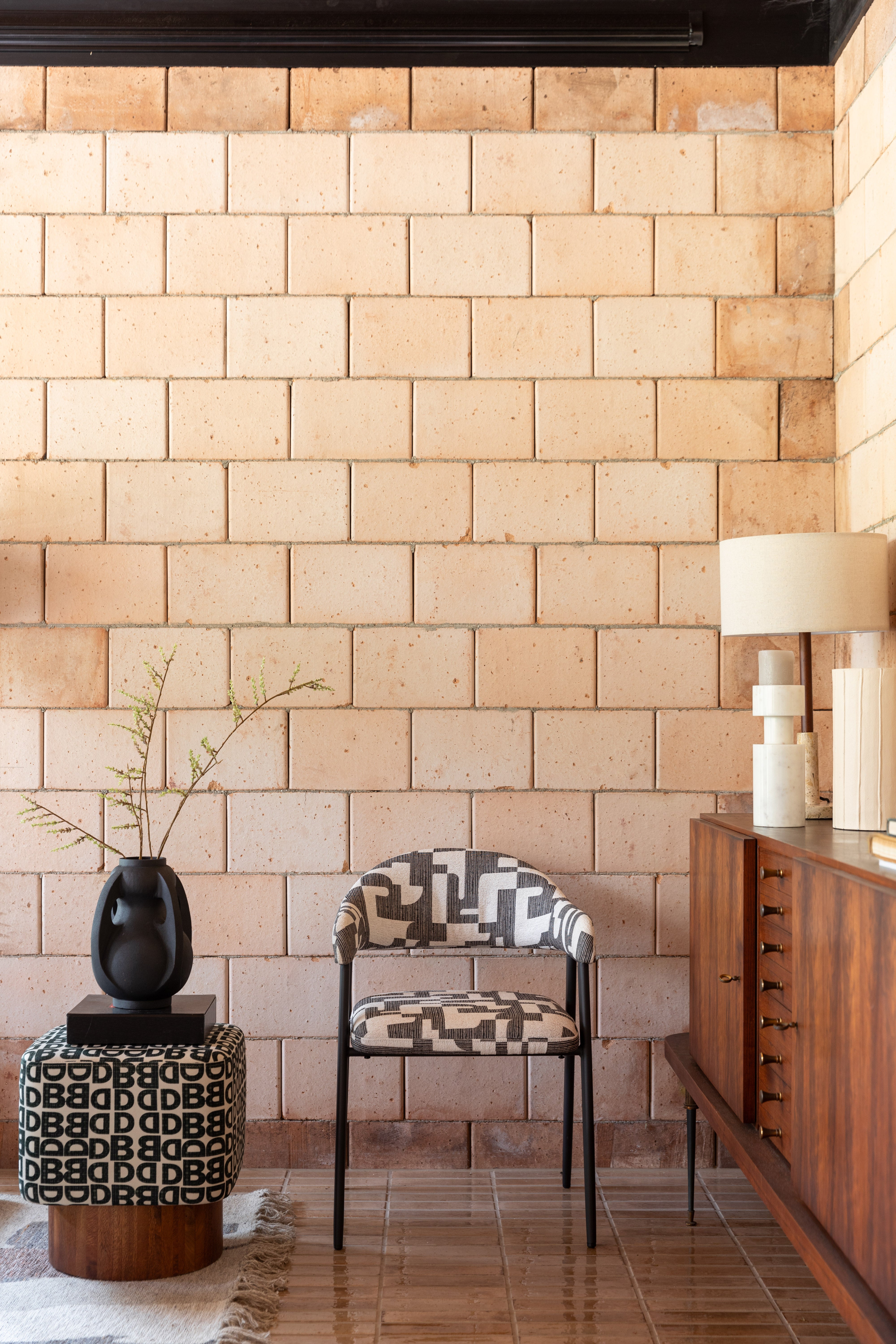 Stuhl MIYO weiß mit schwarzem Muster