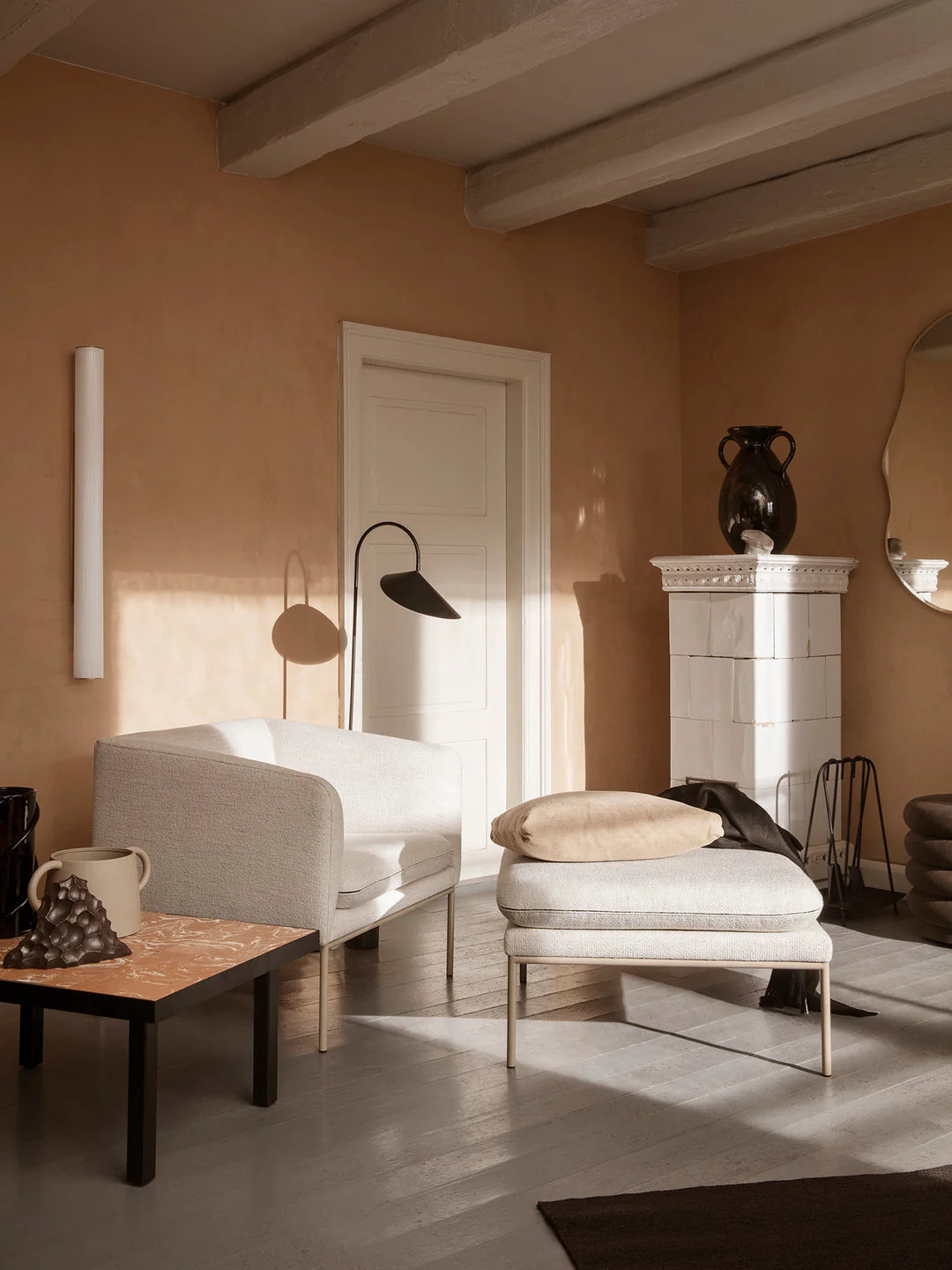 VUELTA LONG weiße Wandleuchte mit Stahlfinish 