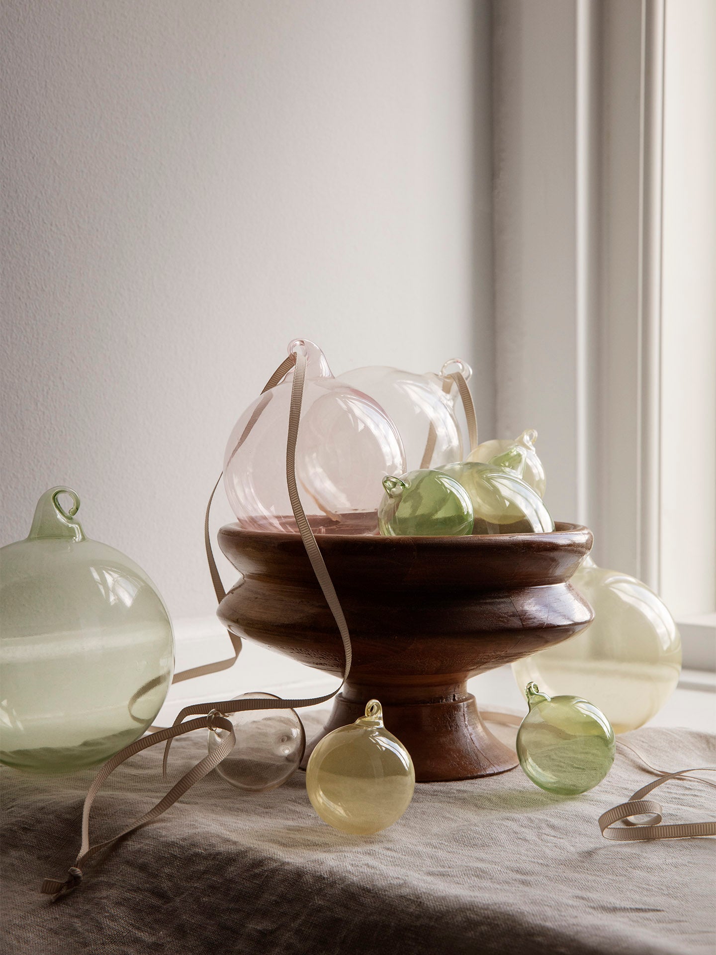 Set von Weihnachtsbaumkugeln MIXED LIGHT pastellfarbenes Glas