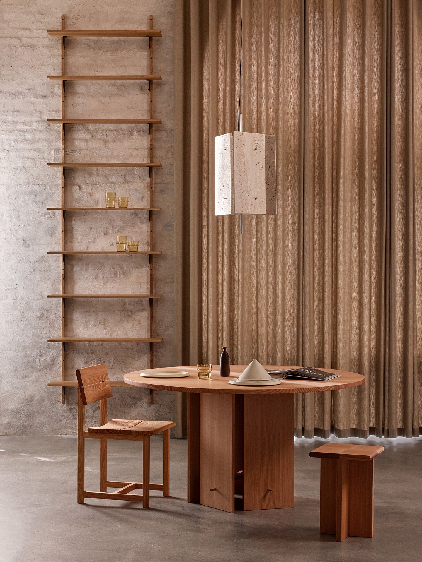 Rundtisch AUKKO aus massivem Douglasienholz