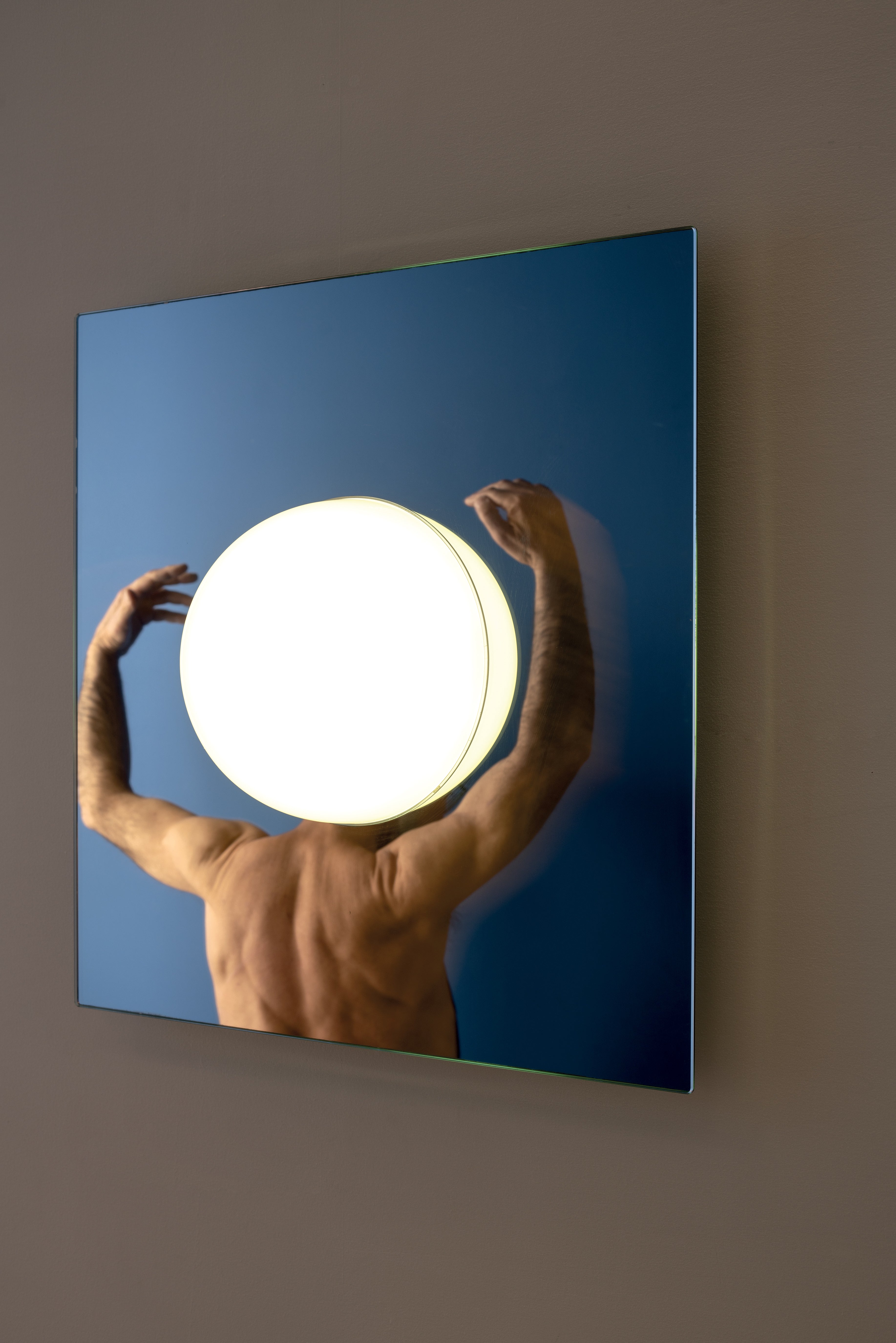 Lampa ścienna ELOS biały klosz ze szklaną podstawą
