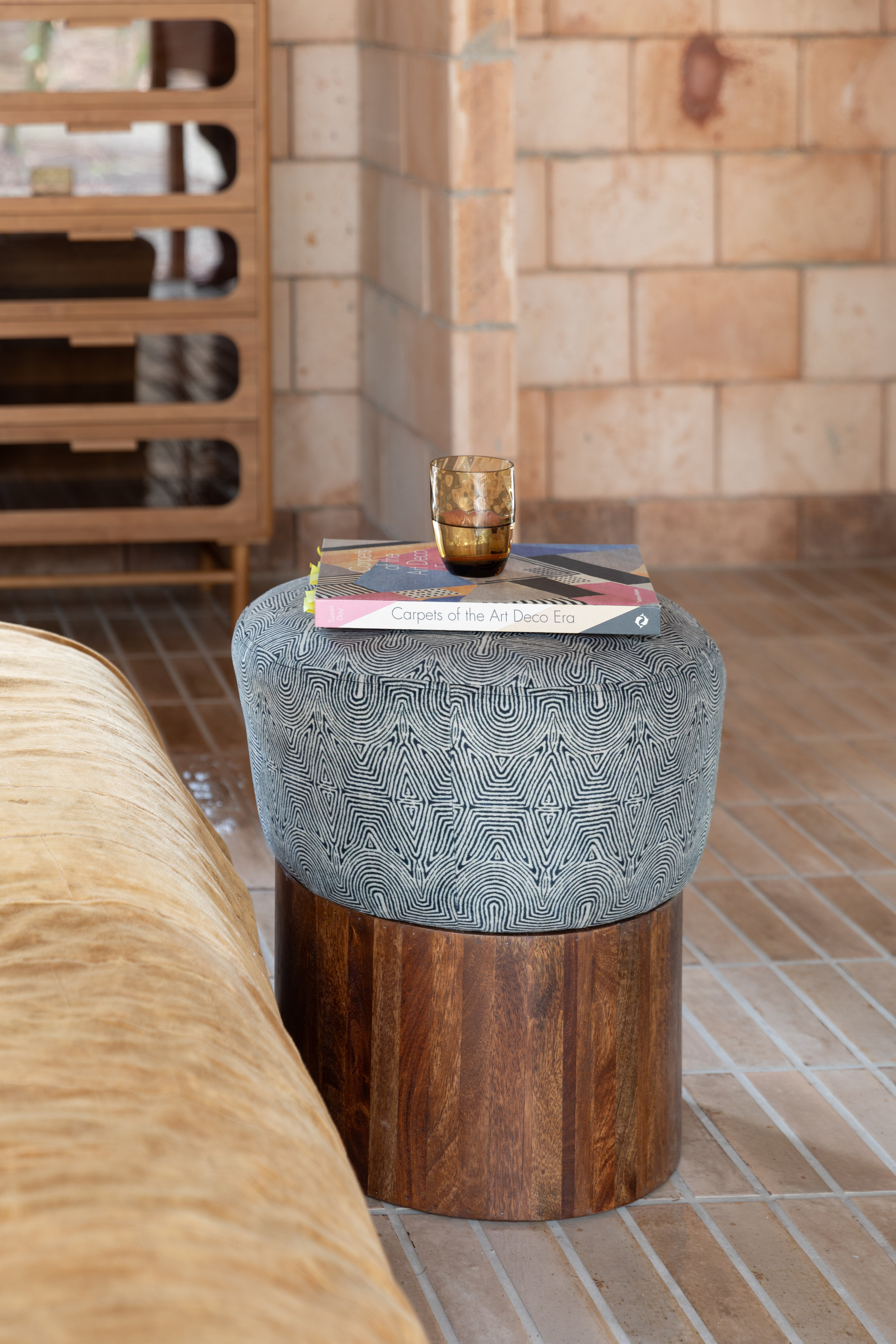 Hocker FRAGMENT aus Mangoholz mit schwarzem Muster