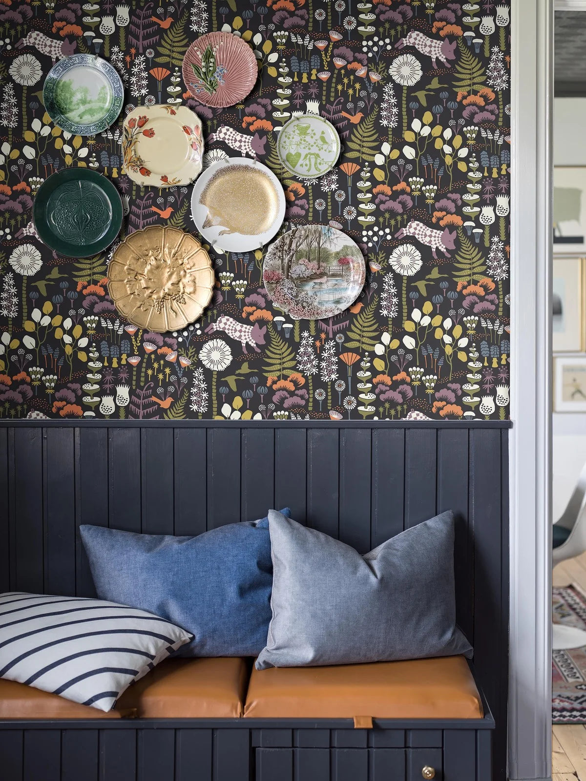 Vlies-Tapete mit pflanzlichem Muster HANNA WERNING HOPPMOSSE schwarz