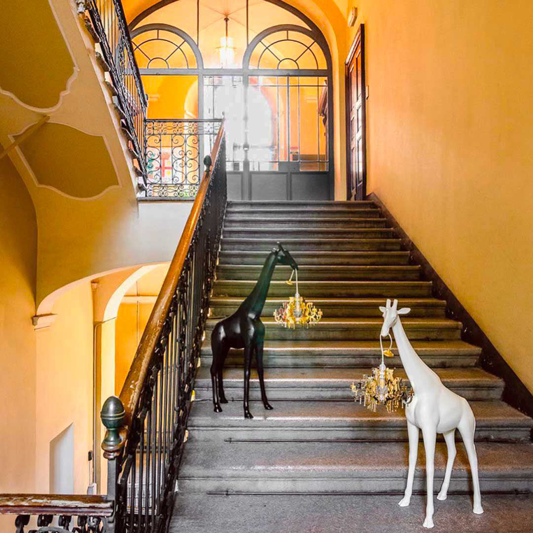 Lampe GIRAFFE IN LOVE M weiß mit rotem Schirm