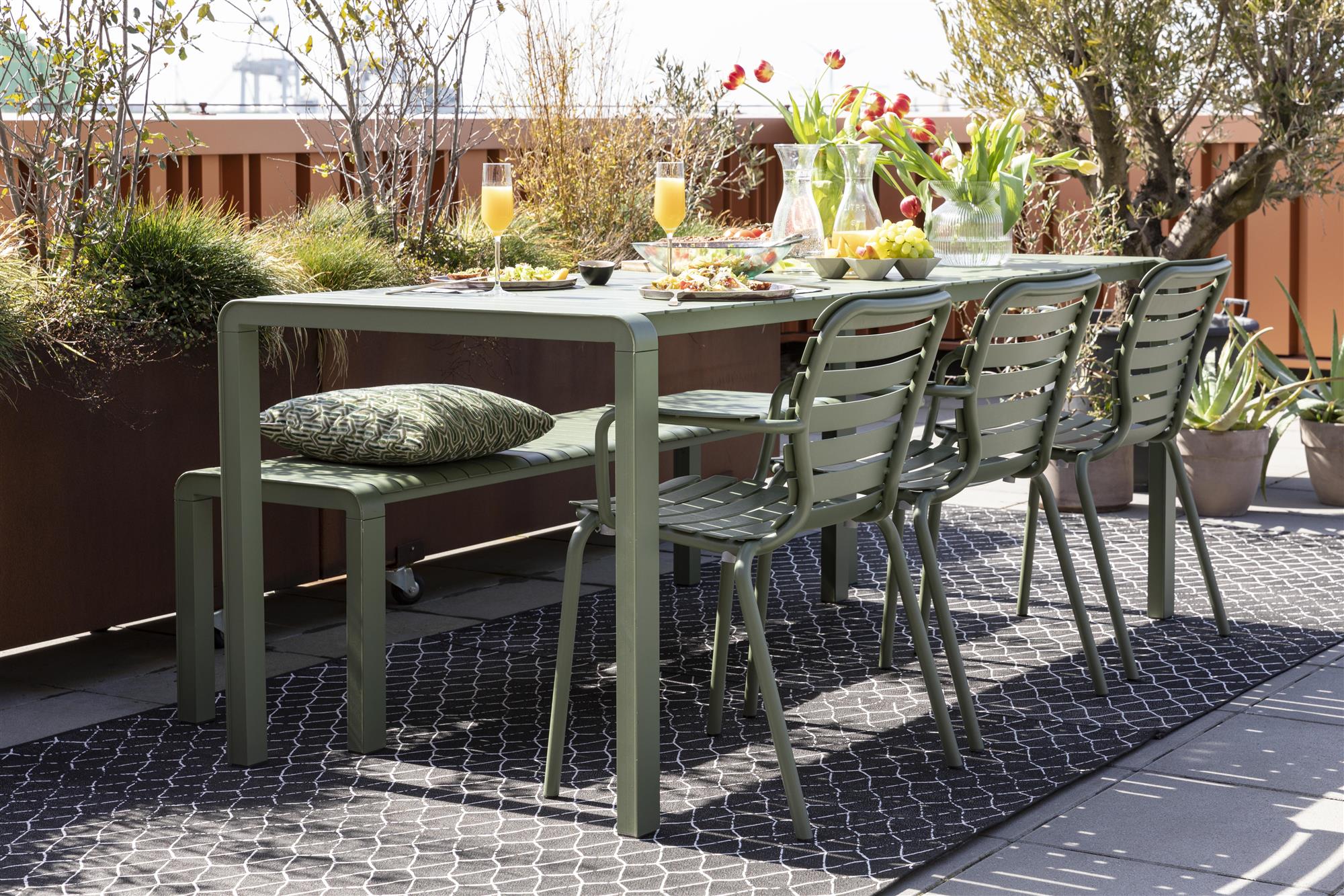 VONDEL green garden chair with armrests