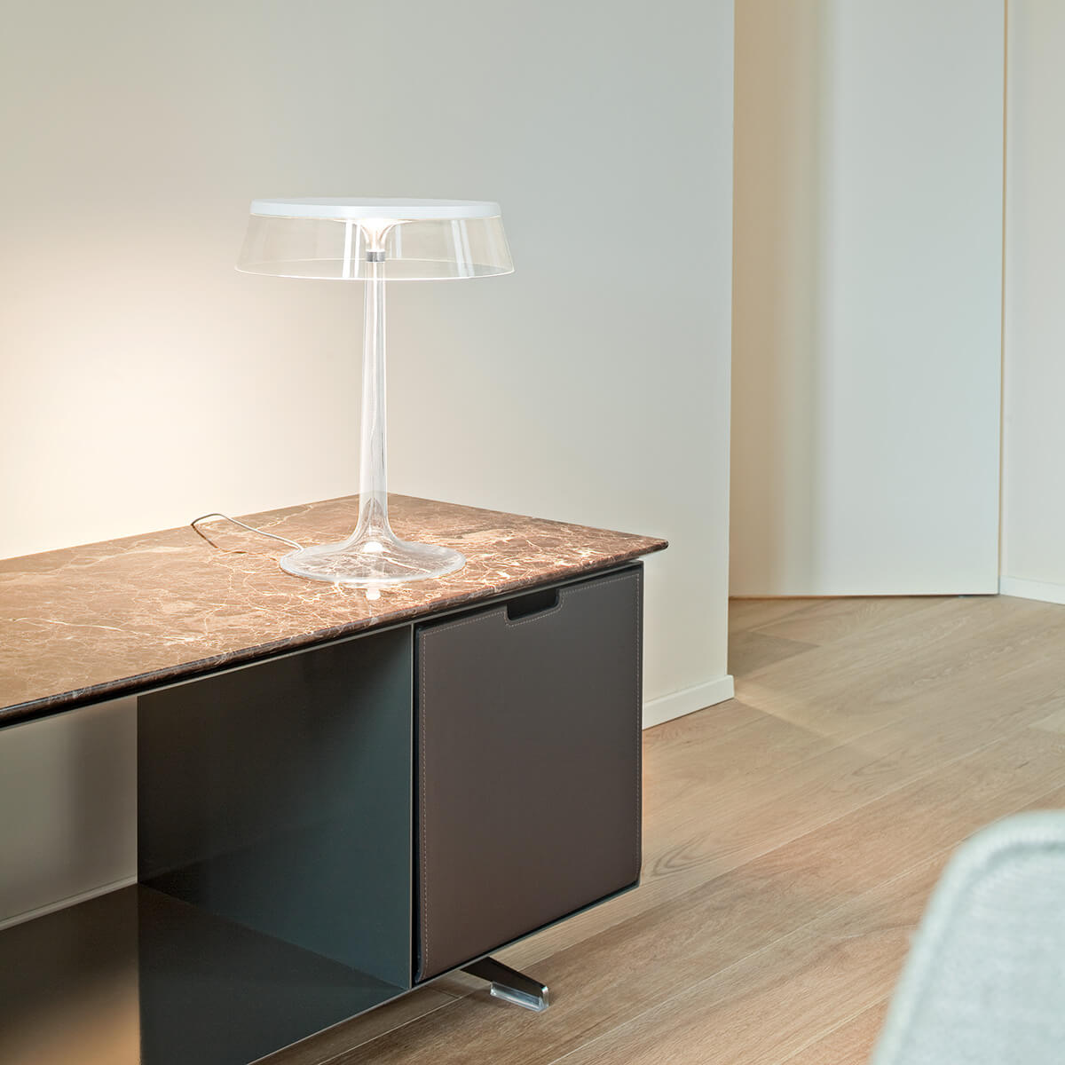 BON JOUR white table lamp with transparent shade