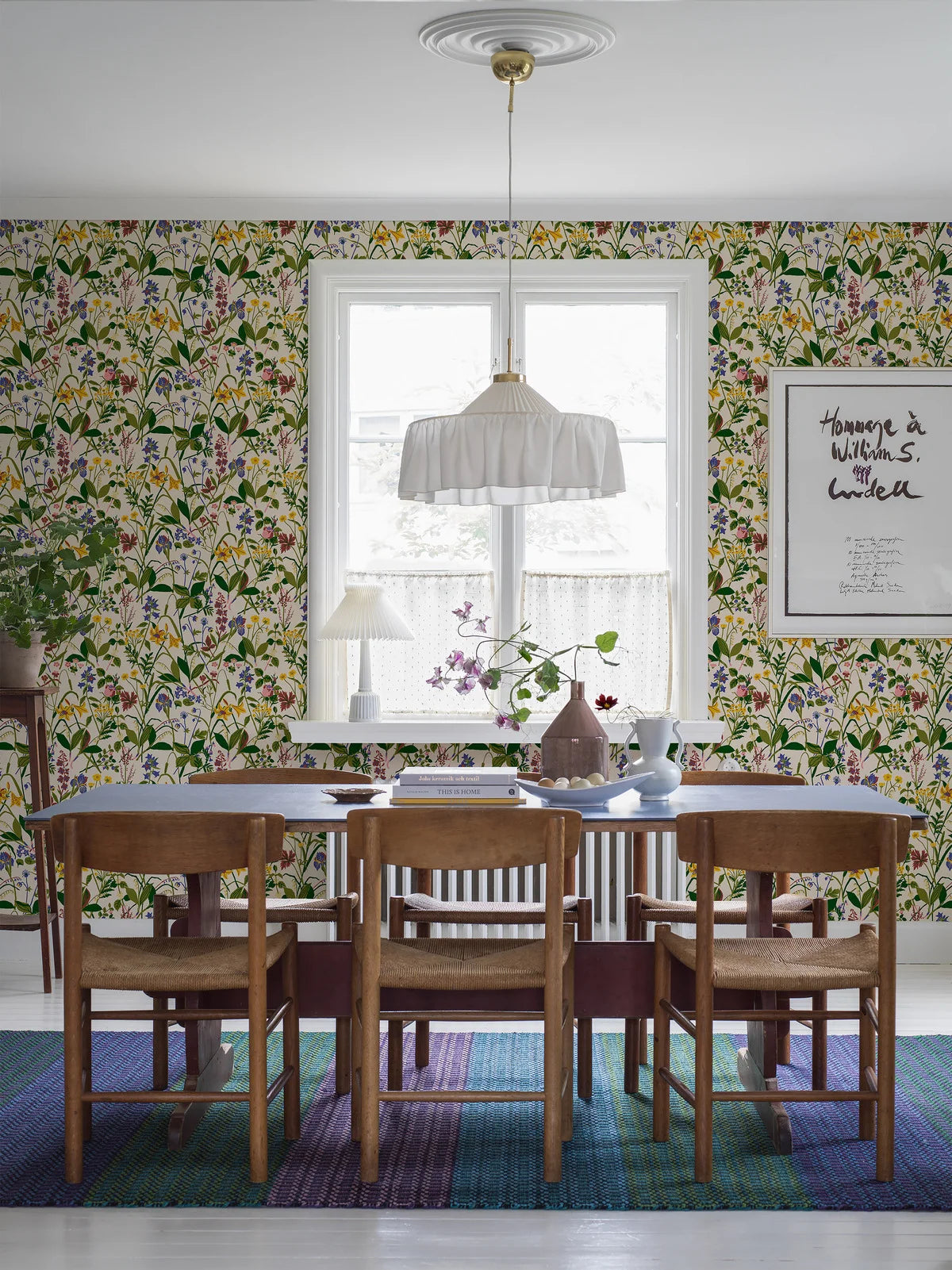 Tapete mit floralem Blumenmuster ROS OCH LILJA creme mit grün