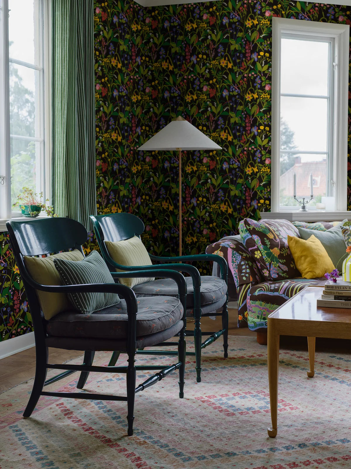 Wallpaper with floral motif of ROS OCH LILJA flowers in black