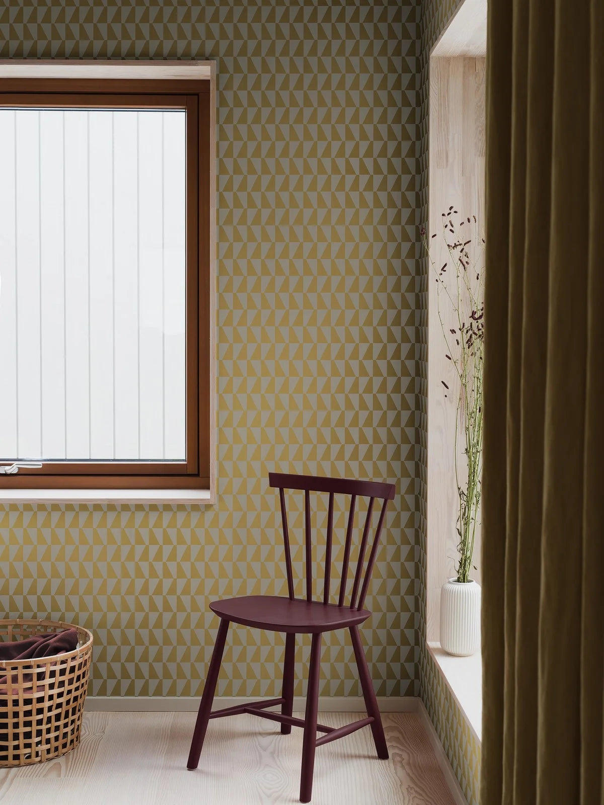 Non-woven paper wallpaper with geometric TRAPEZ pattern in beige with gold