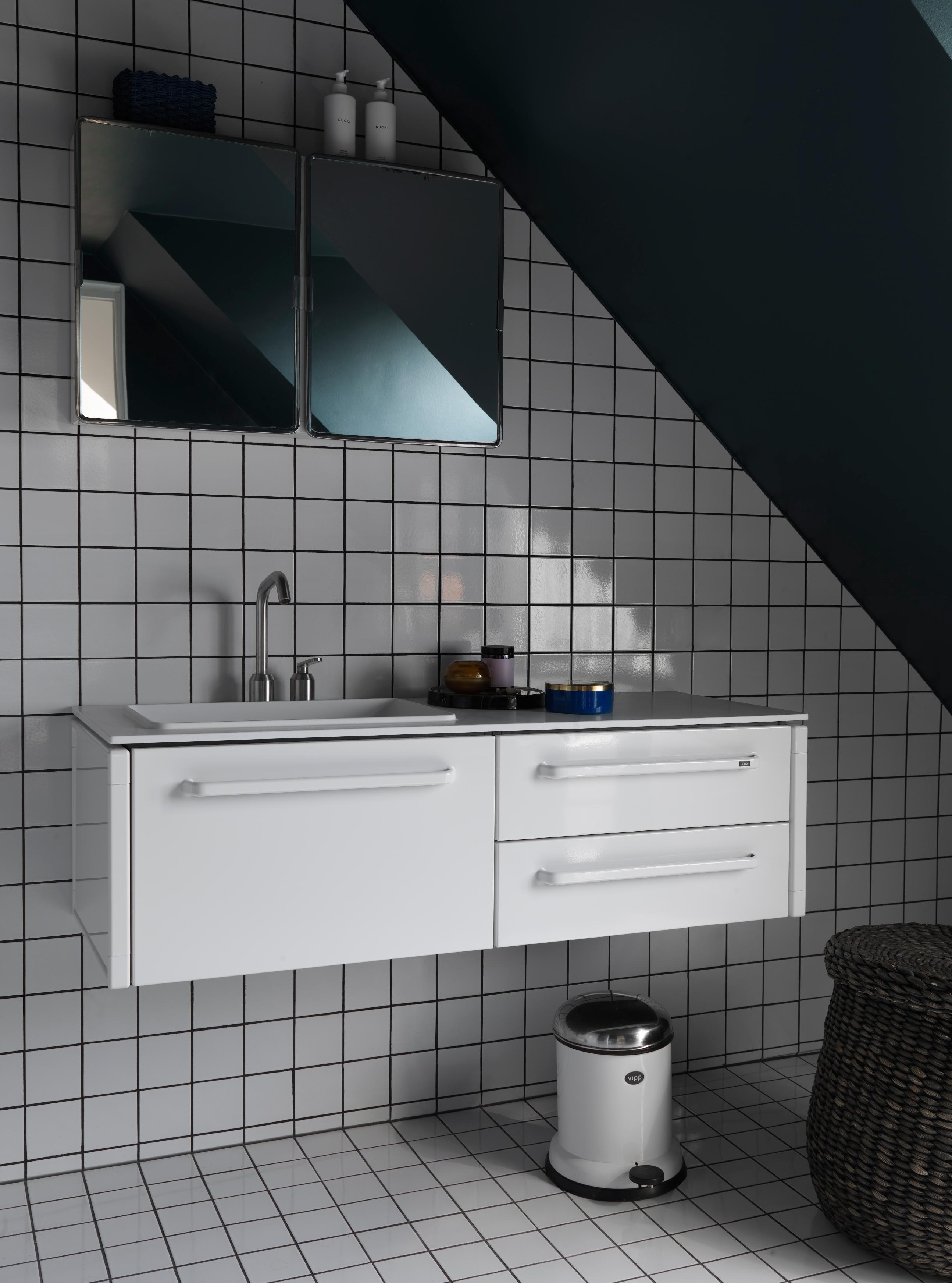Badezimmerspiegel VIPP mit weißem Aluminiumrahmen