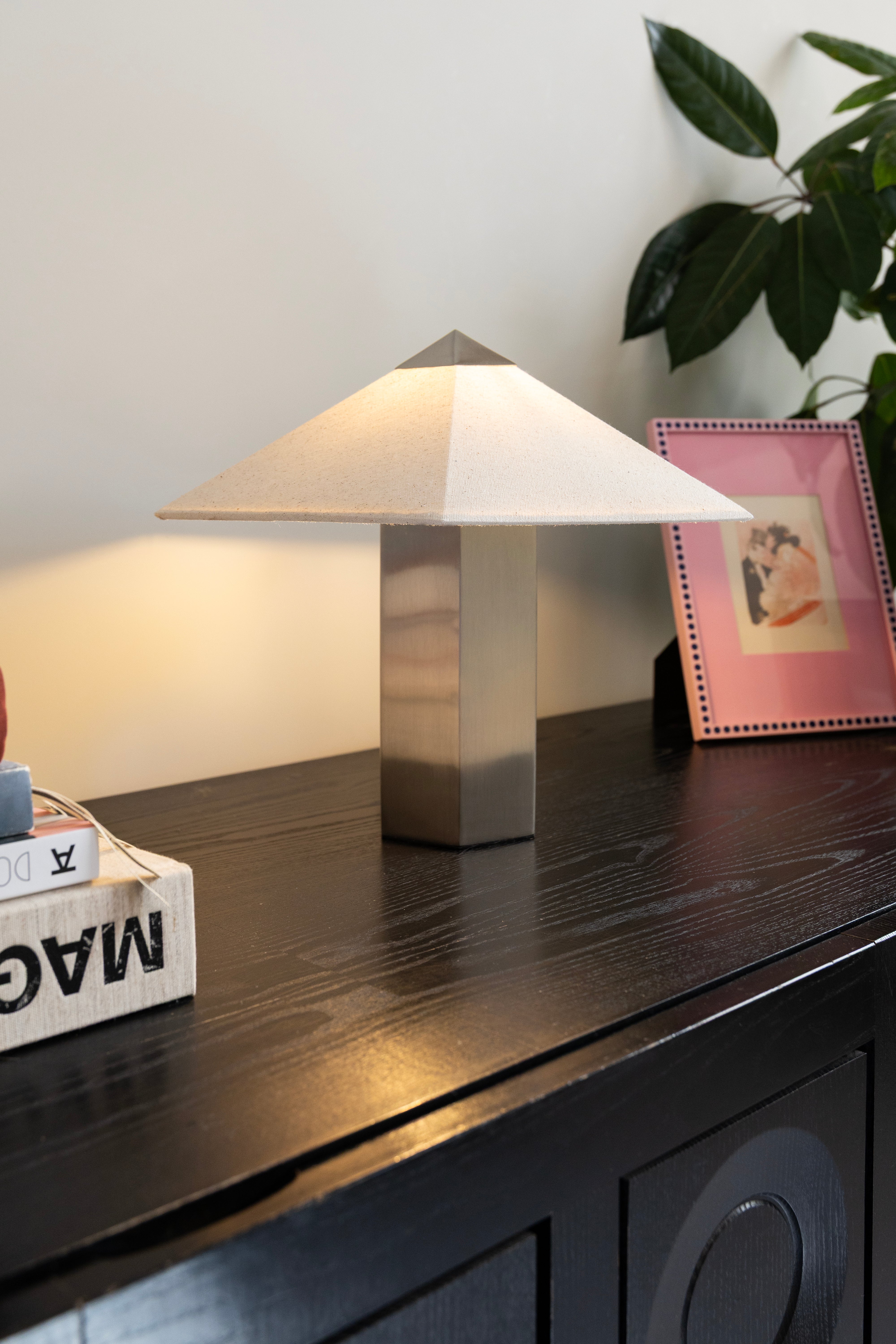 Lampa stołowa PHIRA srebrny z lnianym abażurem – &k Amsterdam