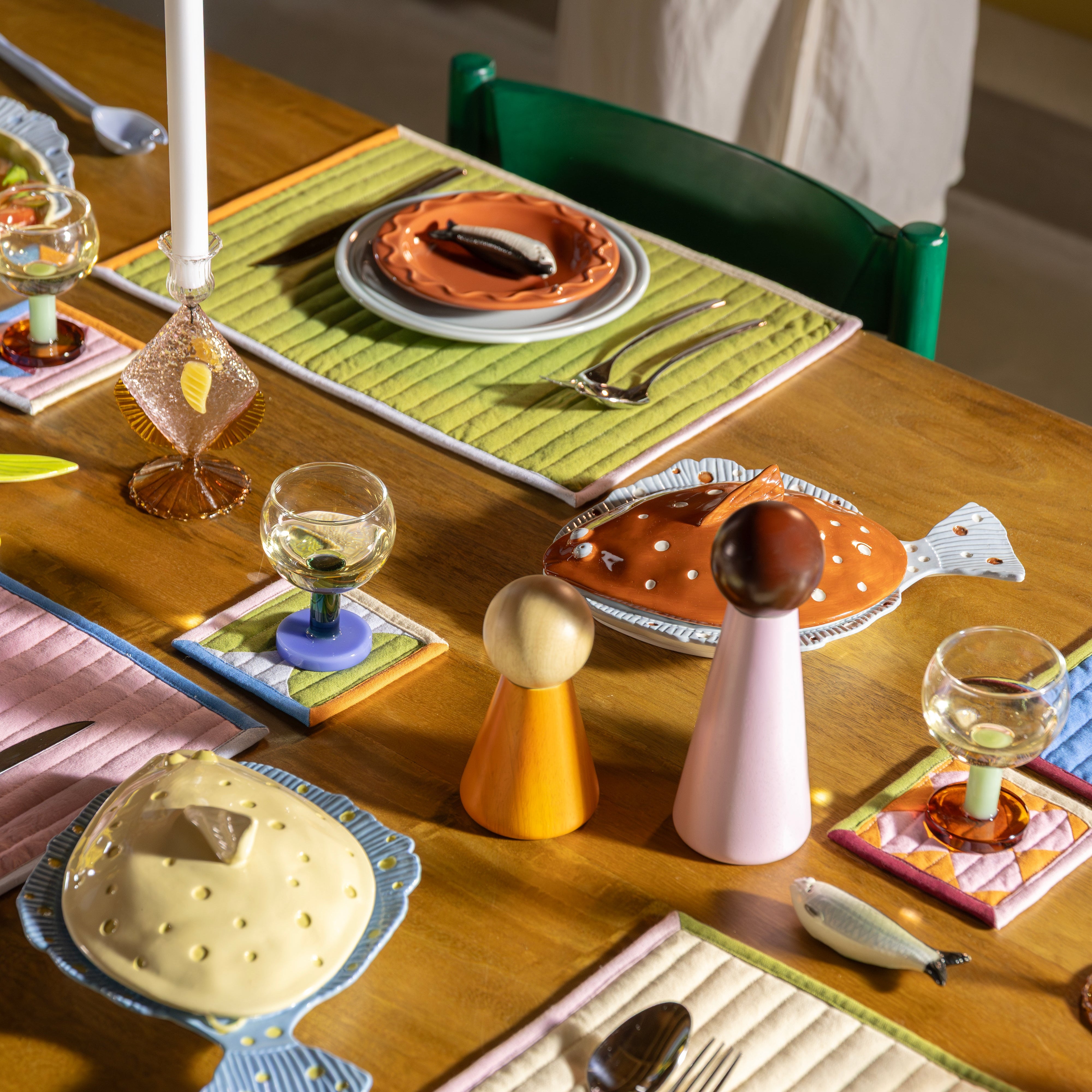 Brauner Teller mit Deckel PLAICE in Blau und Weiß