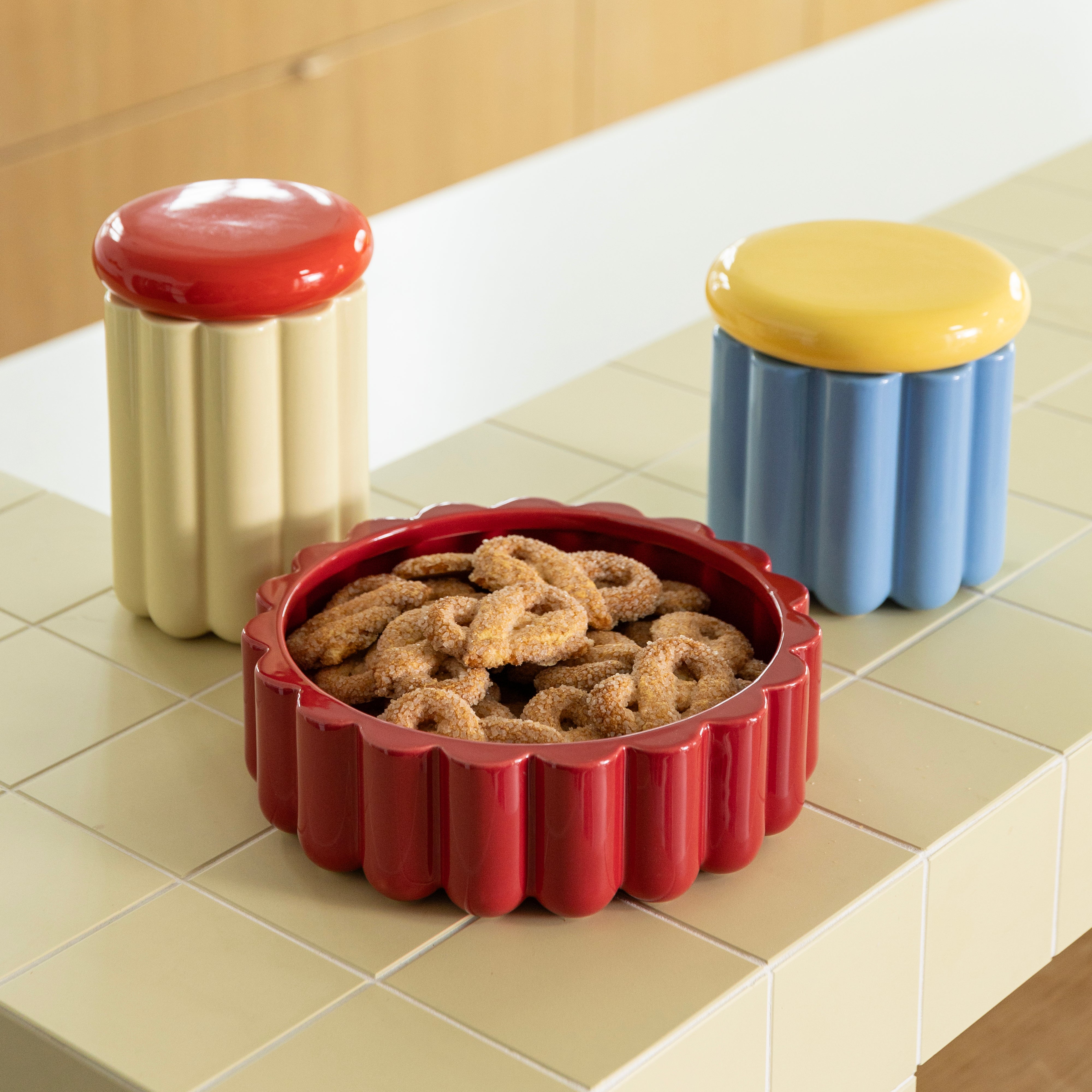 Behälter CHARLO gelb mit rotem Deckel