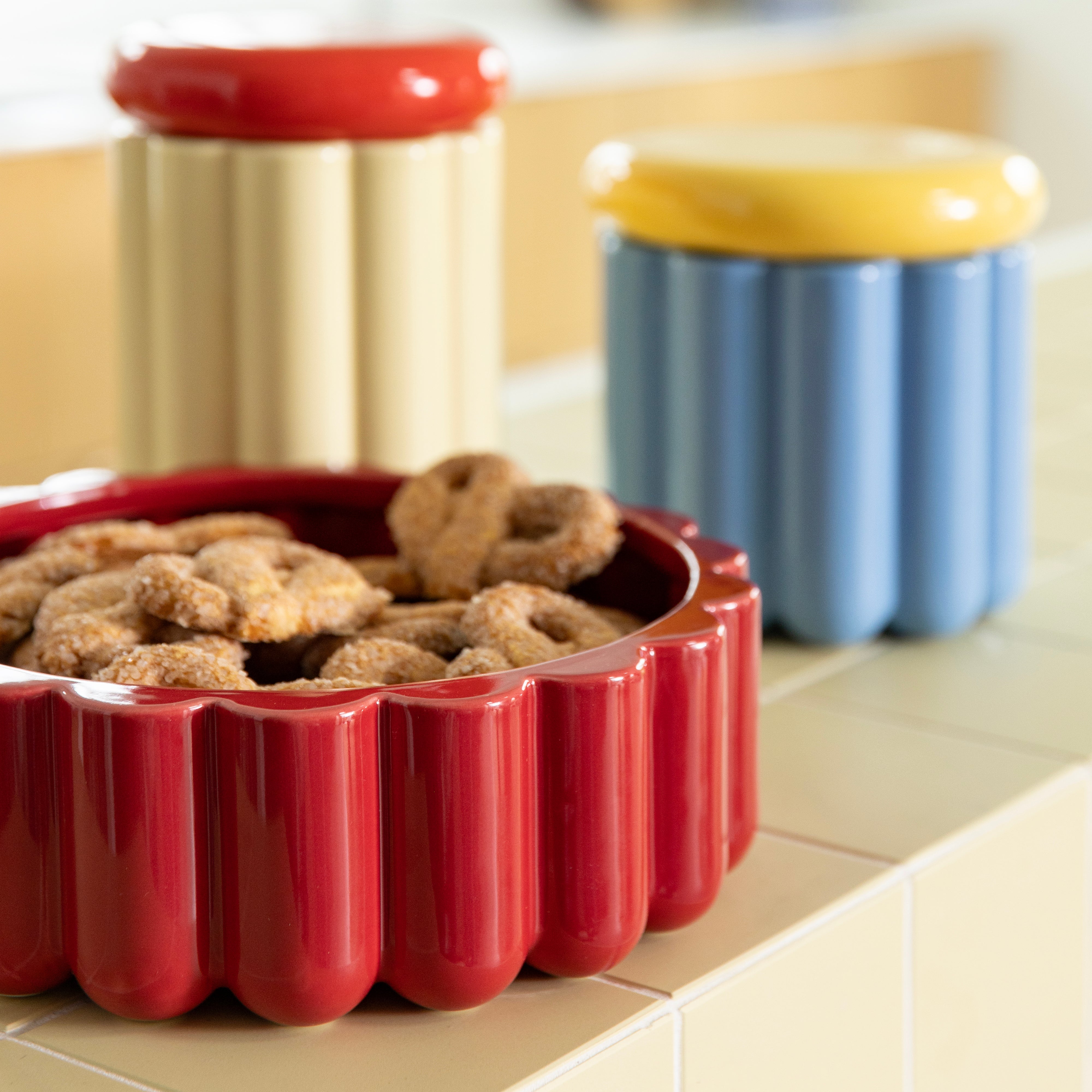 Behälter CHARLO rot mit rosa Deckel