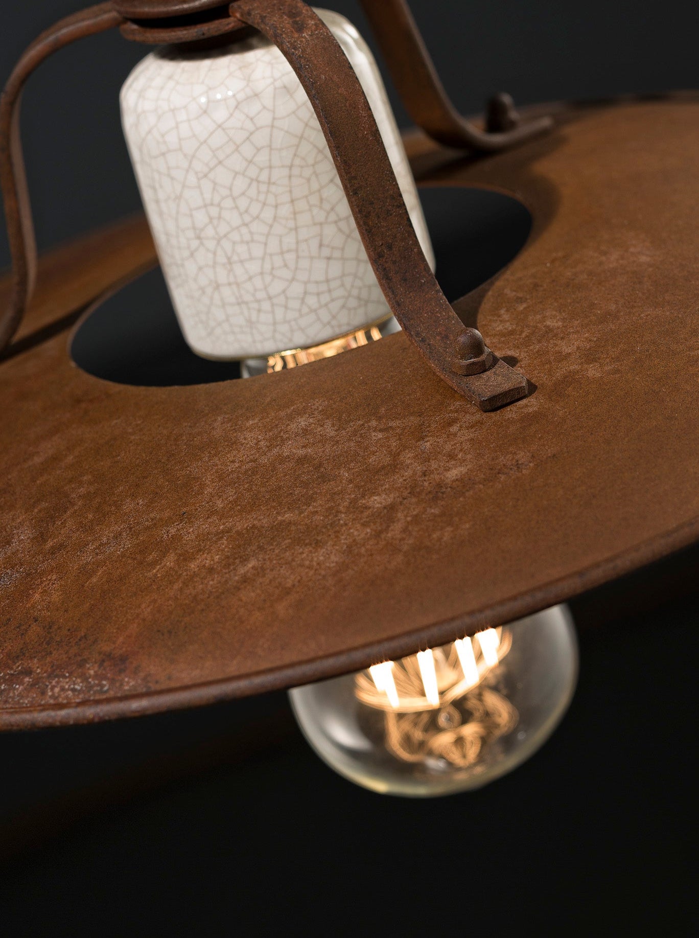 Wandleuchte aus Keramik und Eisen GRUNGE Rost mit cremefarbenem Craquelé-Effekt 