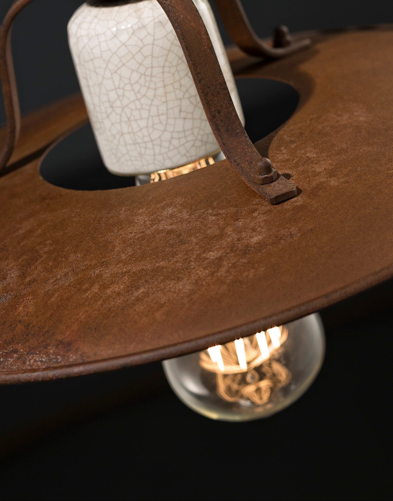 Keramik-Eisen Deckenleuchte GRUNGE rost mit creme Craquelé-Effekt 