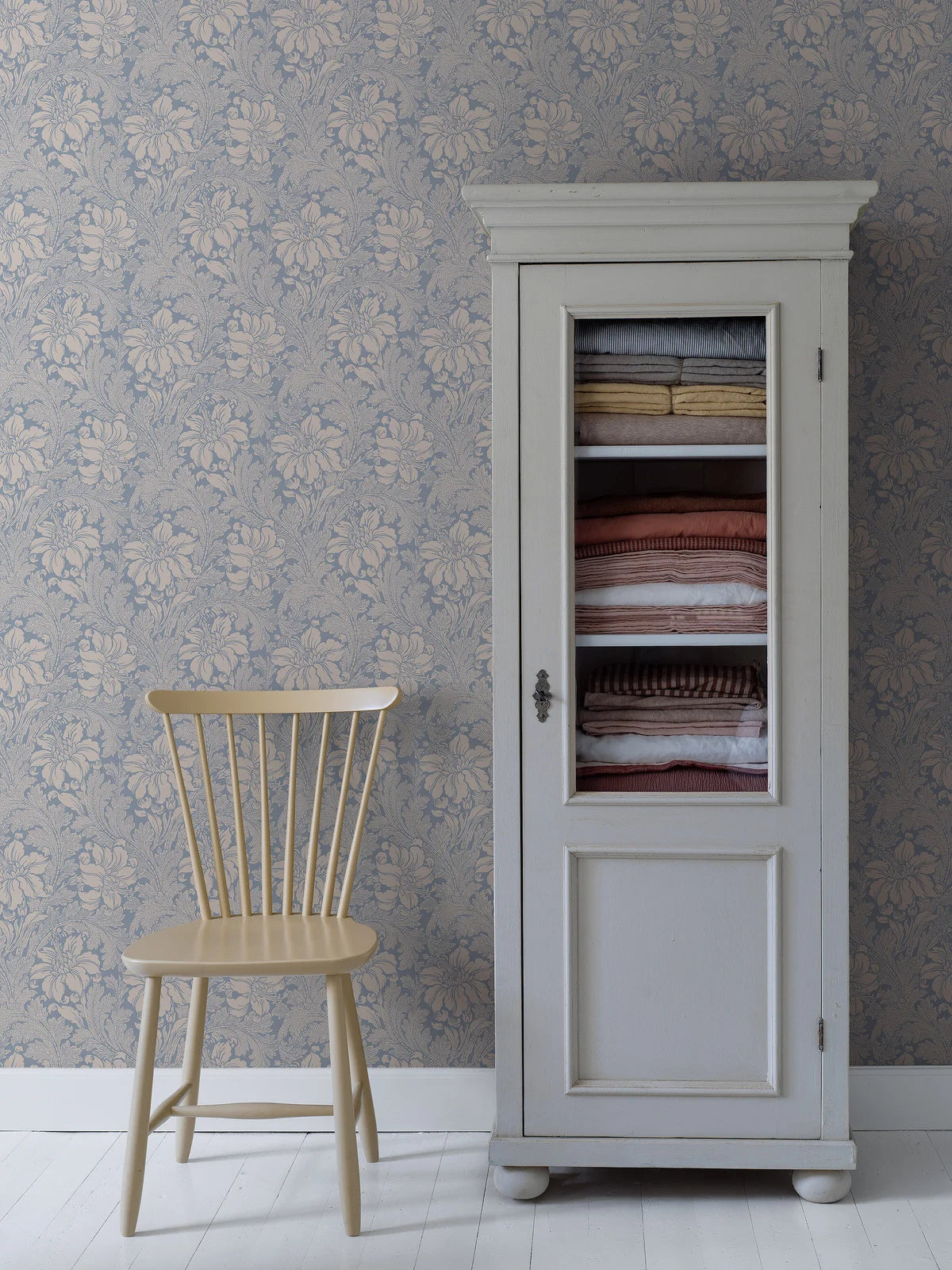 Non-woven paper wallpaper with a plant pattern ACANTHUS blue