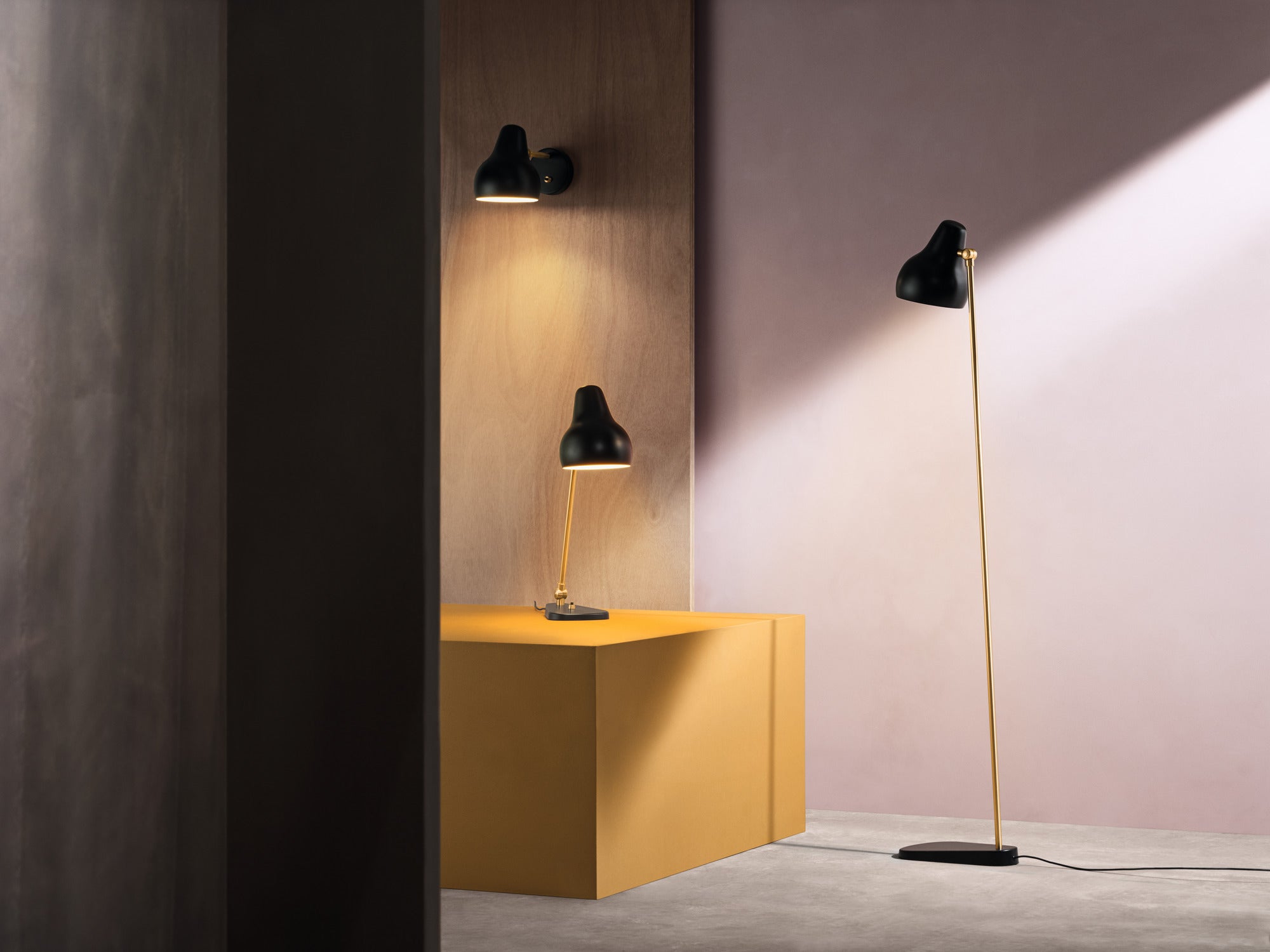 Stehlampe VL 38 schwarz mit goldener Veredelung