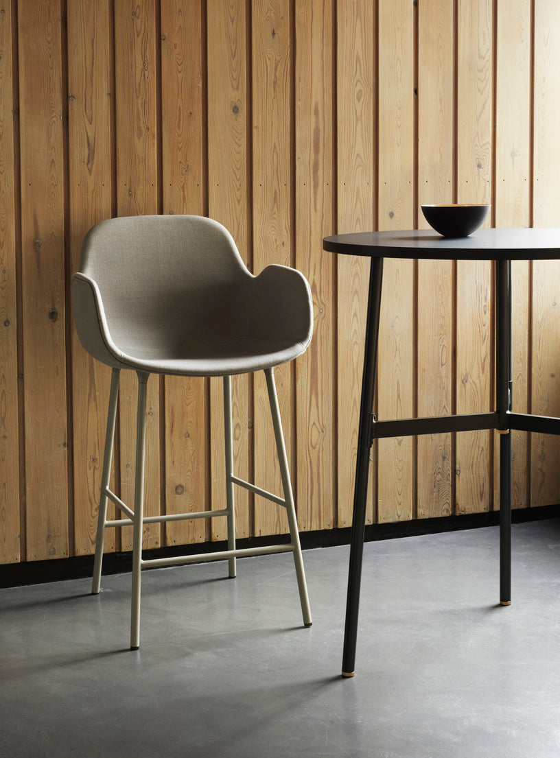 Bar chair upholstered with armrests of forms with a black base