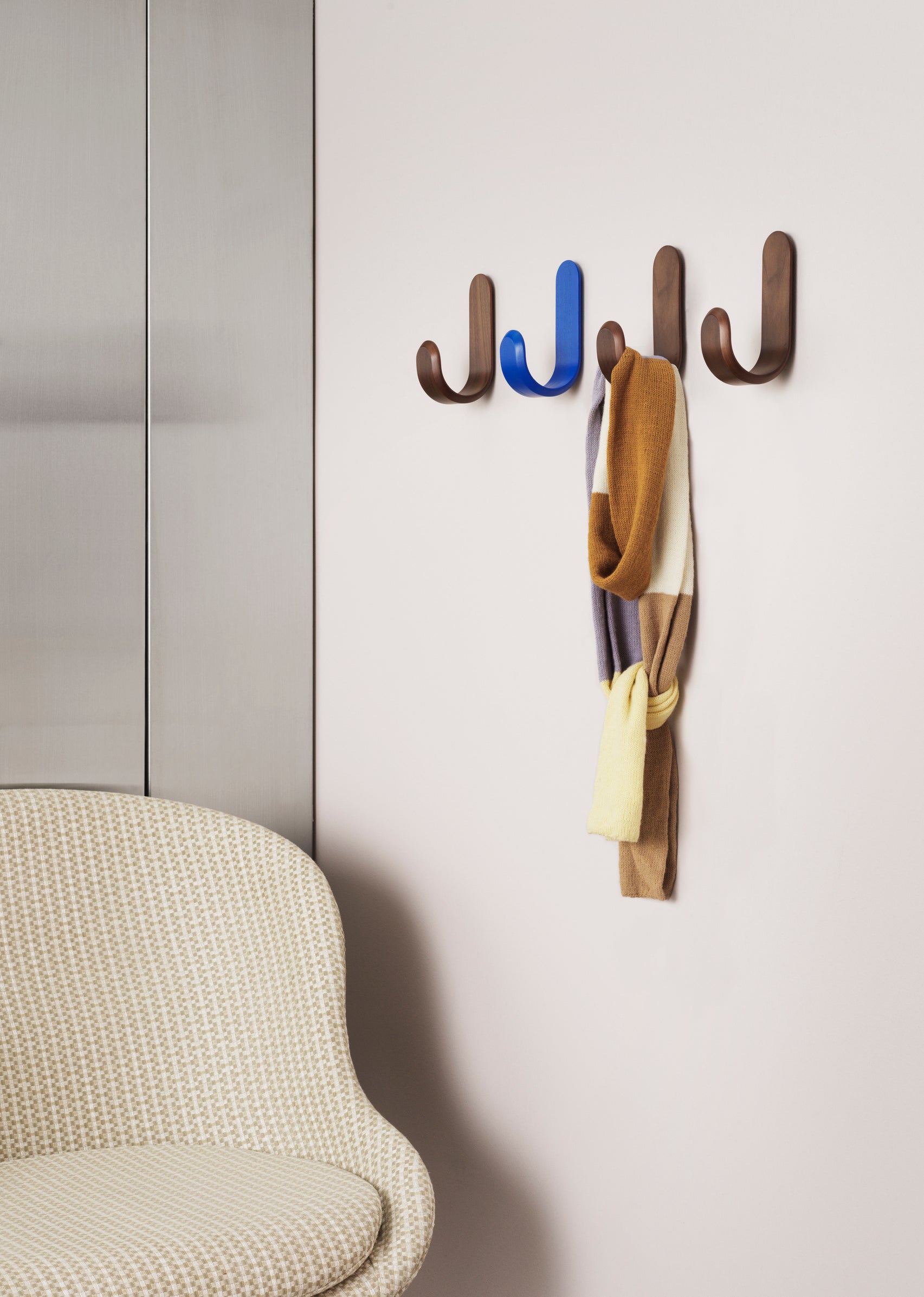 CURVE coat rack walnut wood