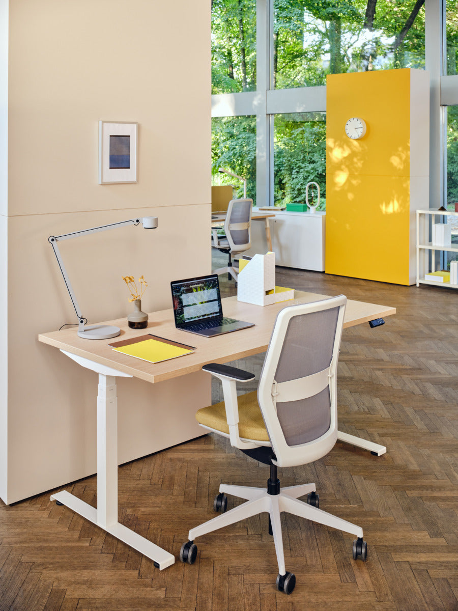 Sessel mit einer offenen Rückenlehne mit offener Arbeit mit Rädern an der weichen Oberfläche