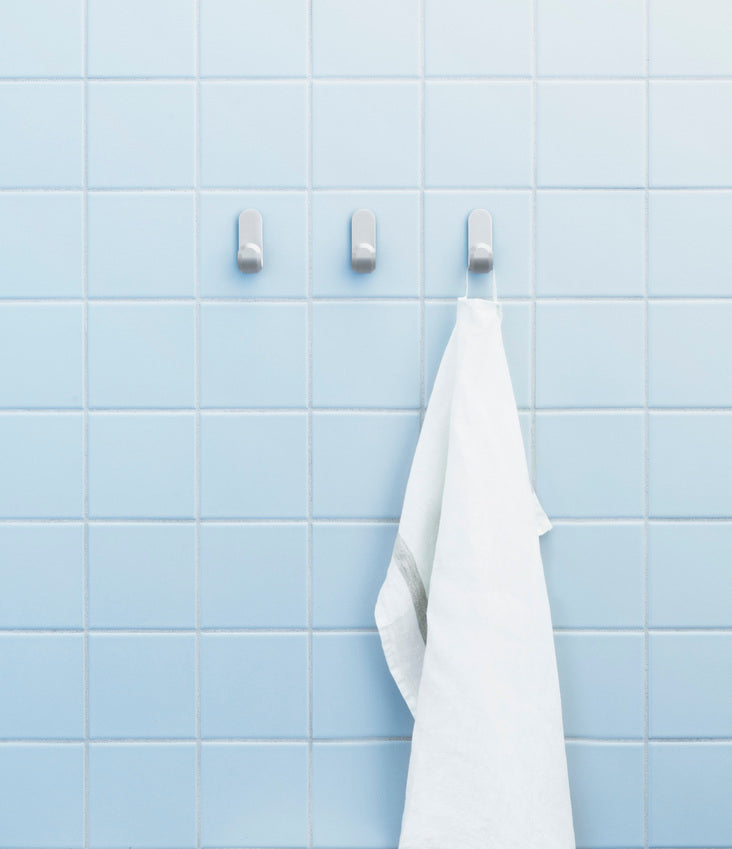 Set von CURVE Kleiderhaken in mattem Silber