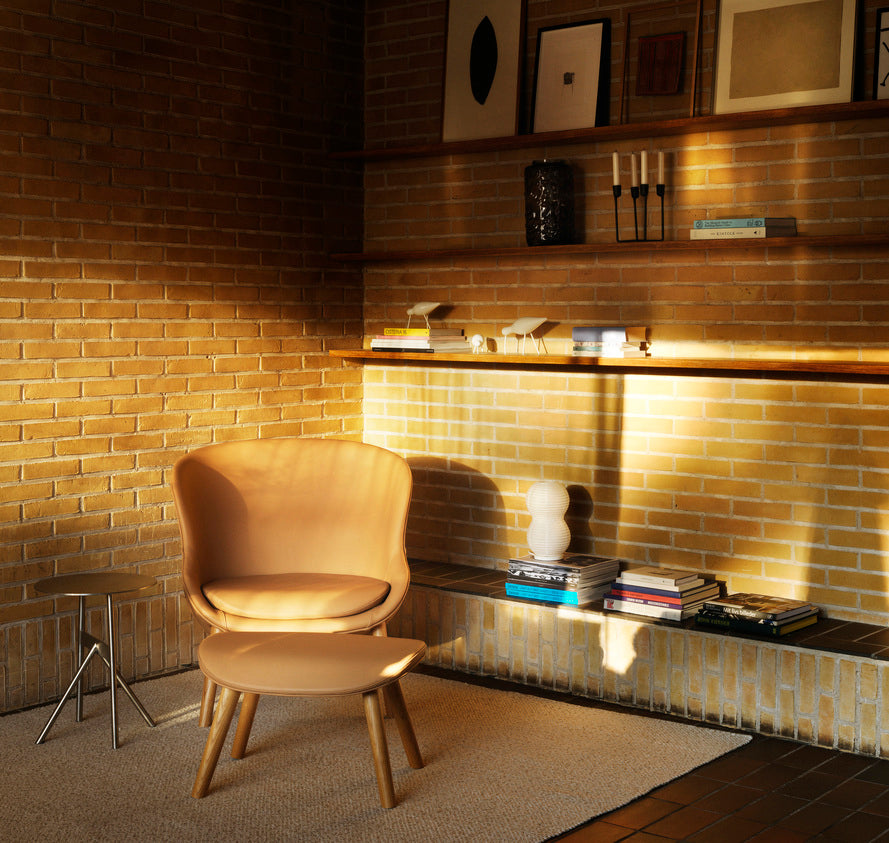 Hyg Low armchair with an oak base