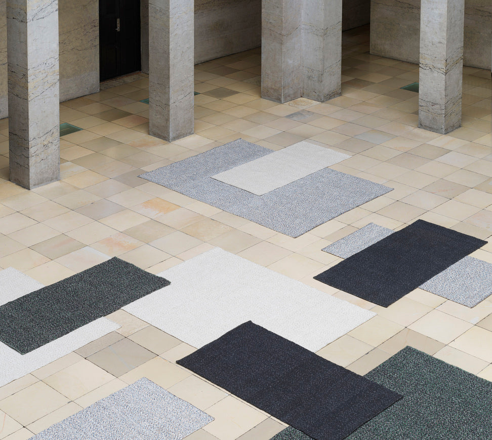 Der Teppich ist dunkelgrau