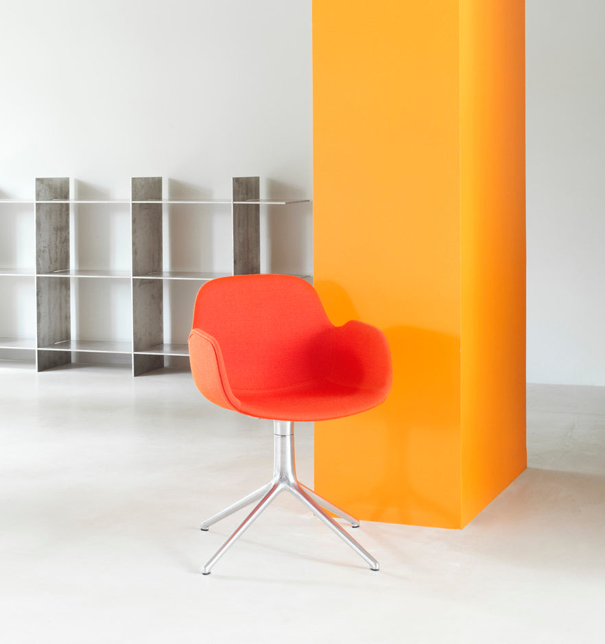 Office chair with 4L white armrests with an aluminum base